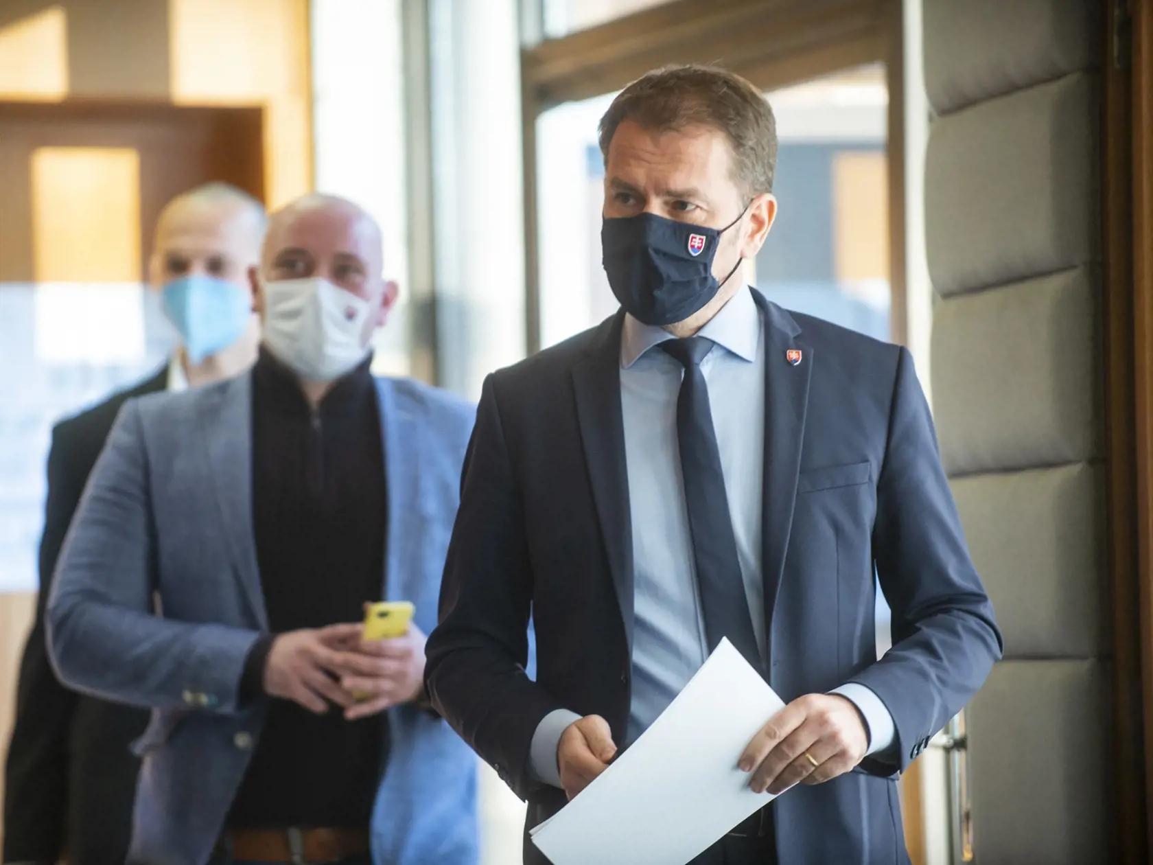 Na snímke predseda vlády SR Igor Matovič (OĽaNO) prichádza na tlačovú konferenciu k nákupu vakcíny Sputnik V 2. marca 2021 v Bratislave. FOTO TASR - Jakub Kotian