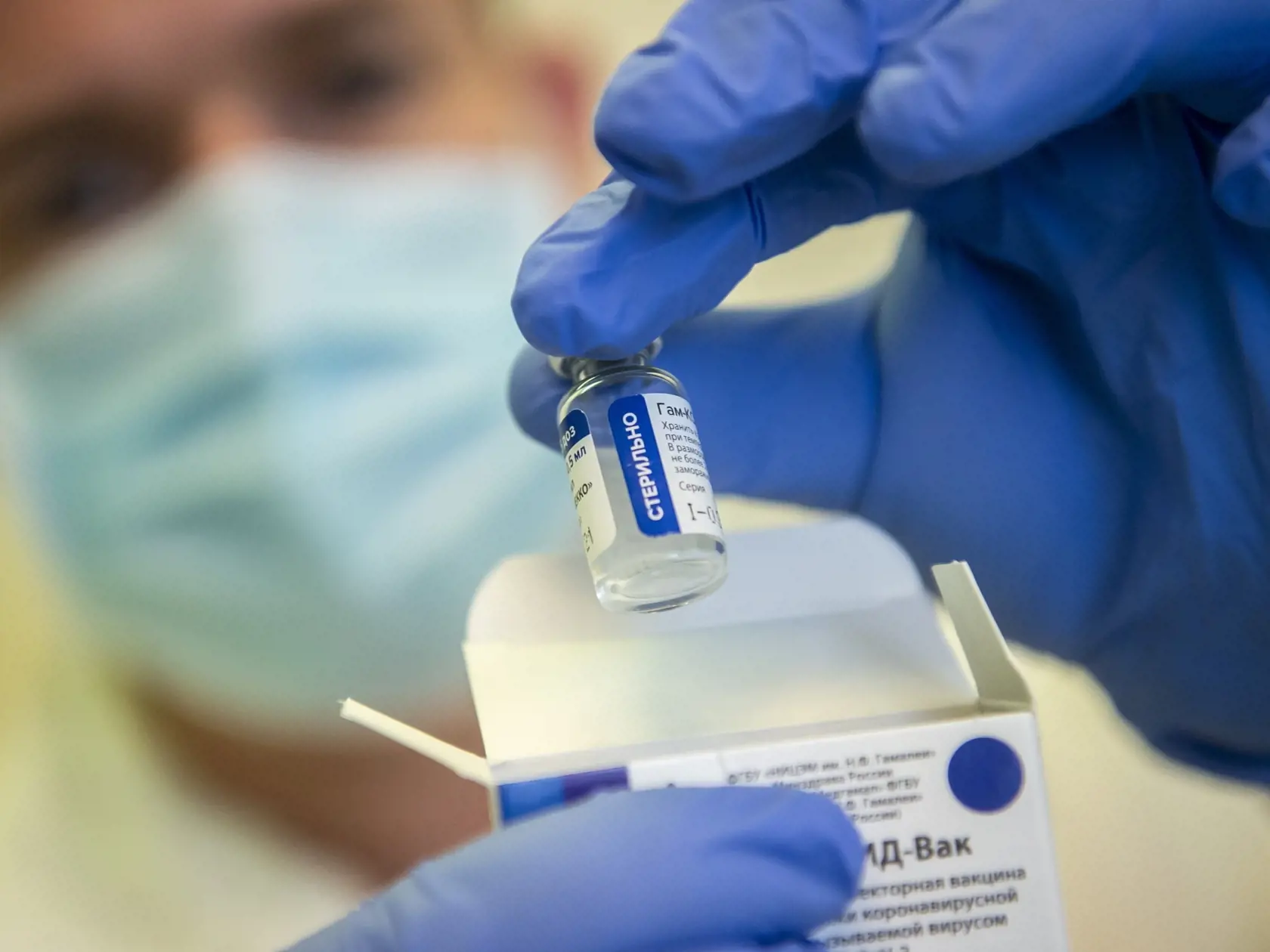 KK38 Kecskemét - Zdravotník ukazuje ampulku s ruskou vakcínou Sputnik V v nemocnici 19. februára 2021 v maďarskom meste Kecskemét. FOTO TASR/AP
A health worker holds a vial of the Russian vaccine Sputnik V Bacs-Kiskun County Training Hospital in Kecskemet, Hungary, Friday, Feb. 19, 2021, as the vaccination with Sputnik V against the new coronavirus continues in the country. (Sandor Ujvari/MTI via AP)