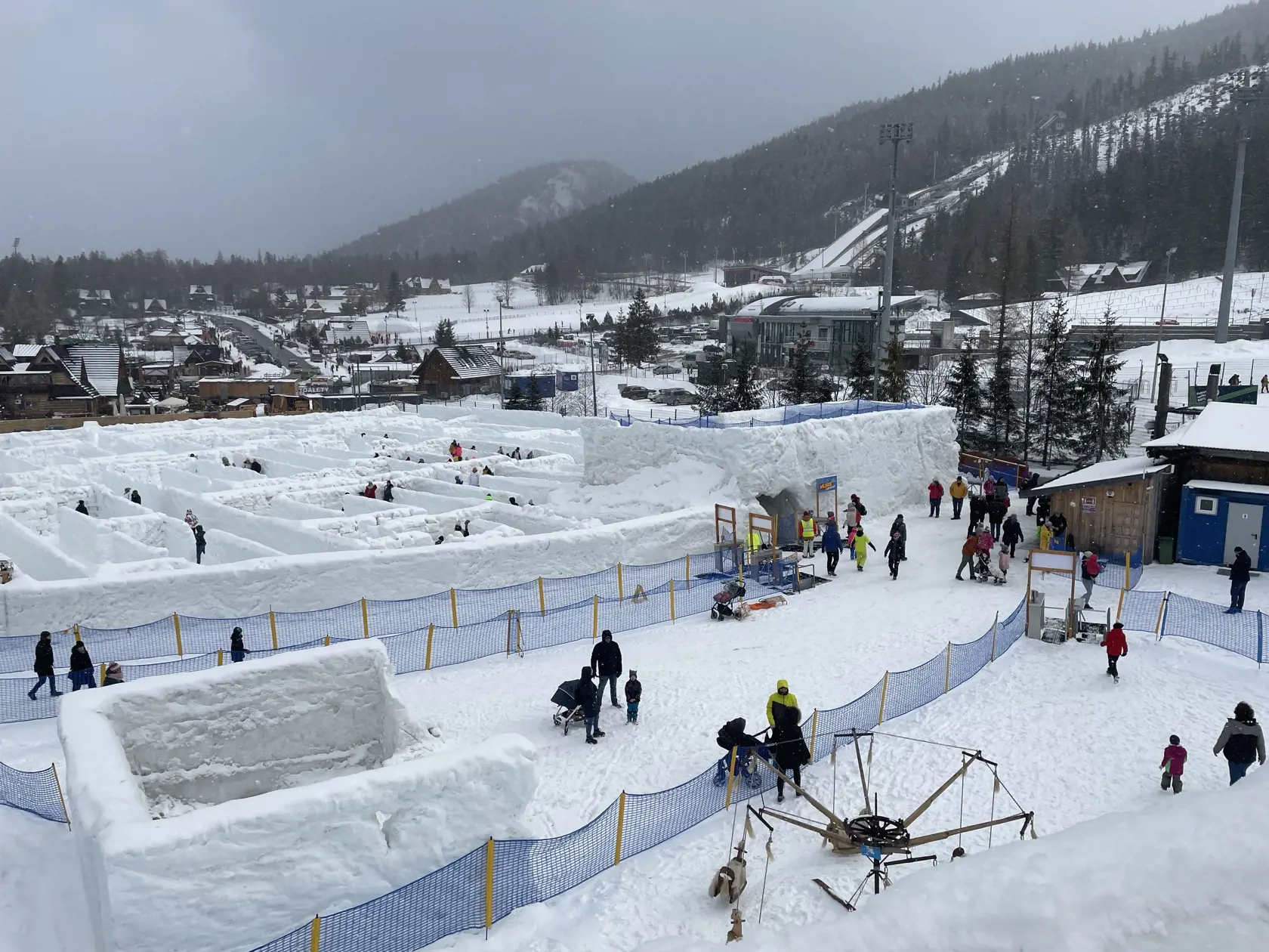 Návštevníci poľského podtatranského mestečka Zakopané by si nemali nechať ujsť Snowlandiu.