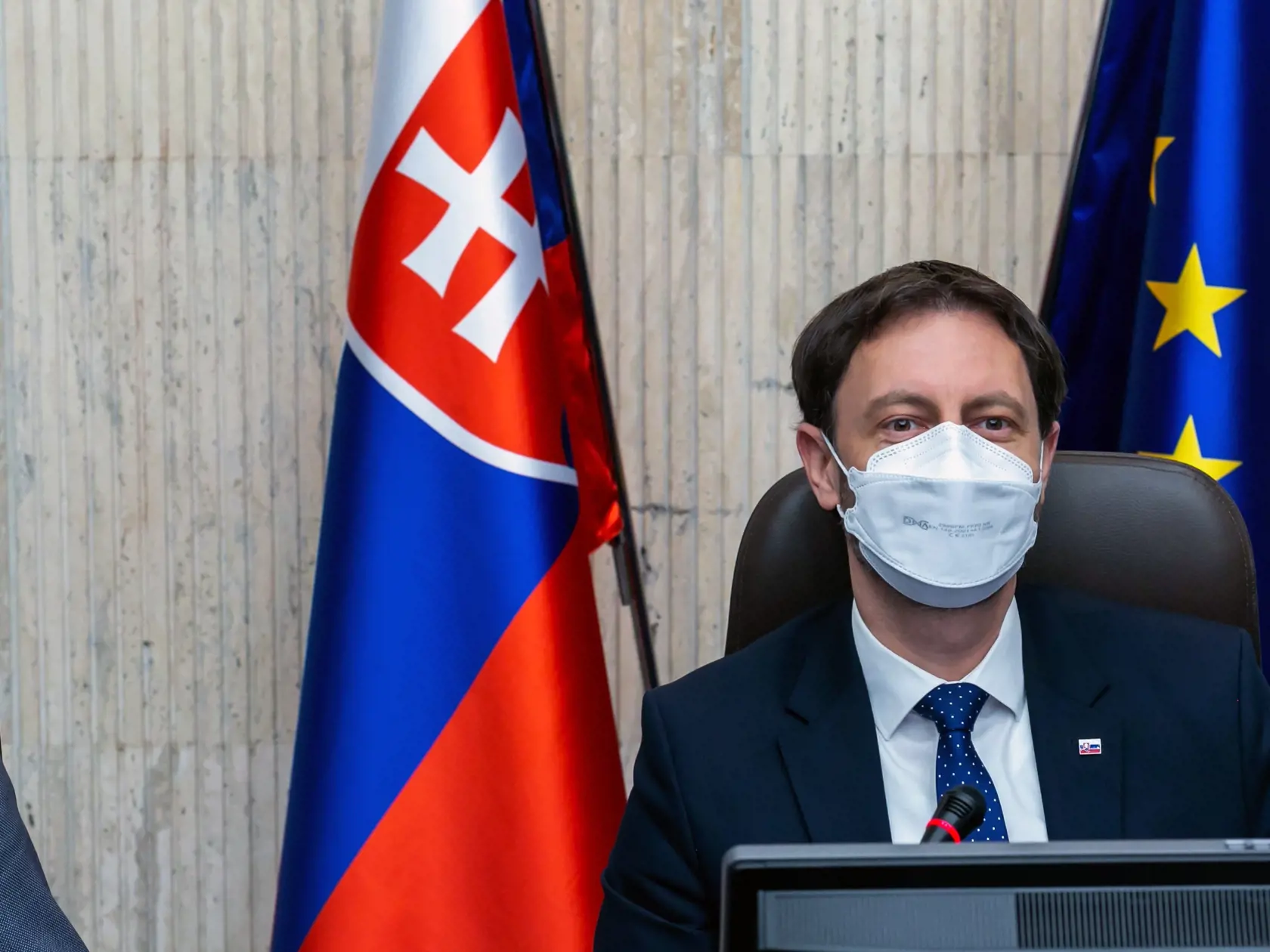 Na snímke sú príchody ministrov na 1. zasadanie vlády pod vedením premiéra Eduarda Hegera. 