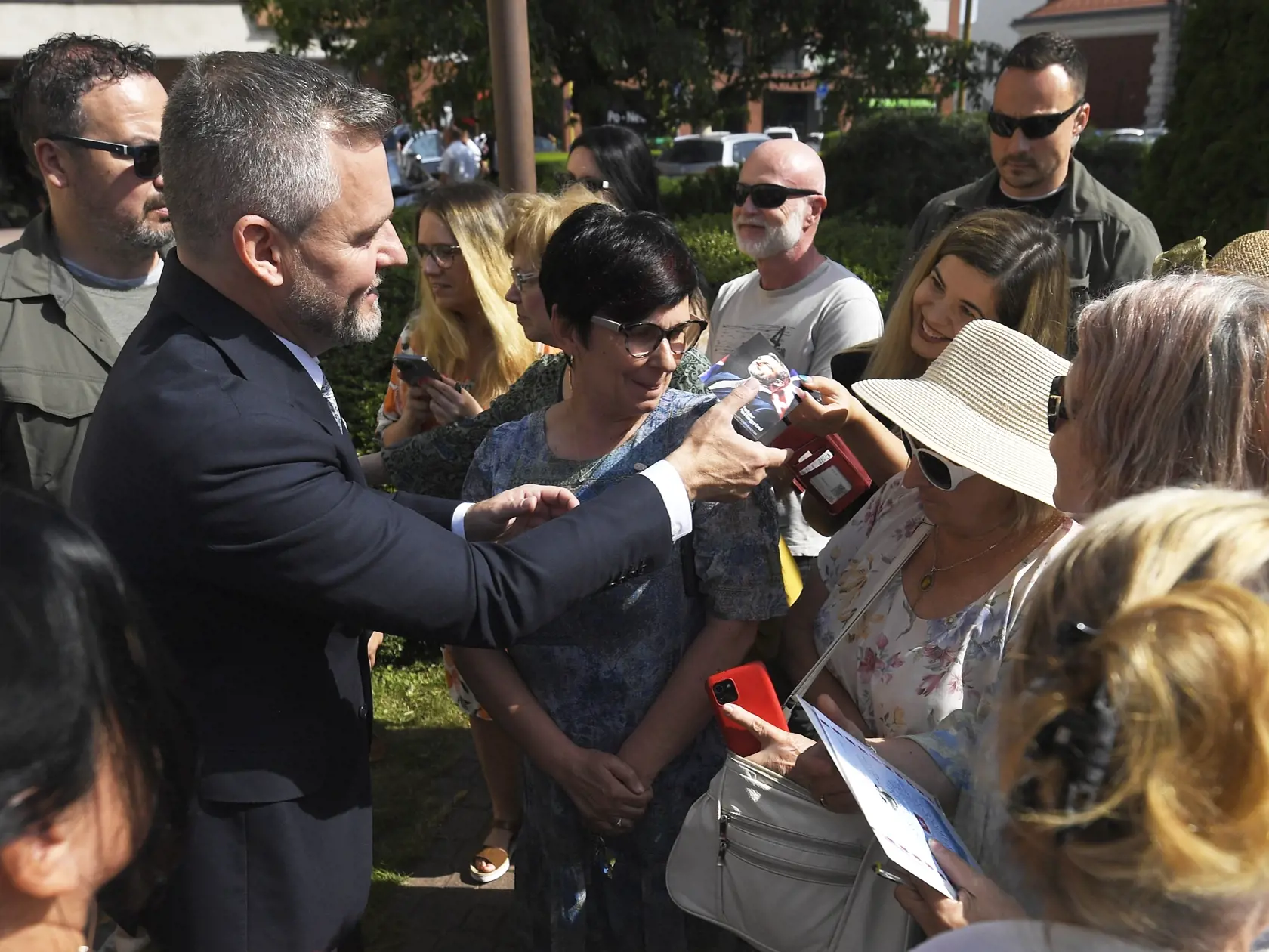 Prezident SR Peter Pellegrini sa zdraví s ľuďmi počas návštevy regionálneho pracoviska Kancelárie prezidenta SR v Košiciach 21. júna 2024.