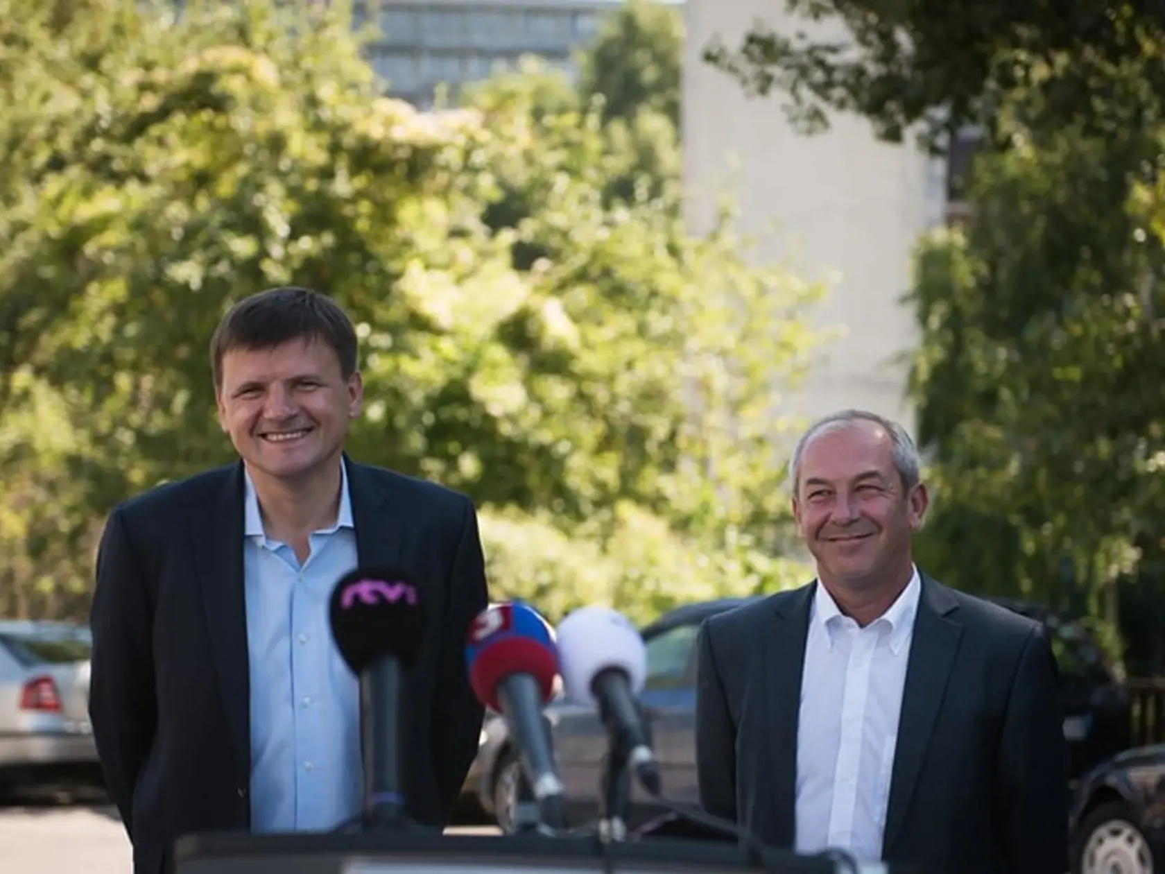 Predseda KDH Alojz Hlina a podpredseda KDH Peter Bobula počas brífingu na tému: Prorodinná politika konzervatívnej strany KDH.