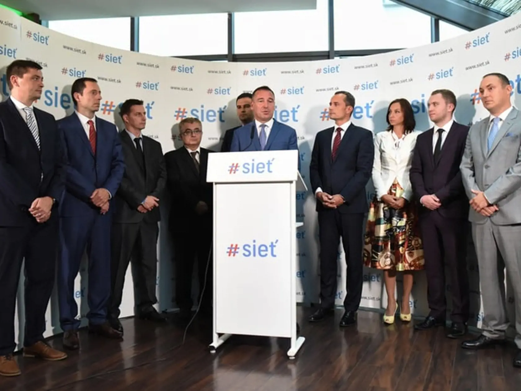 Sieť mala okrem ministerského kresla aj troch štátnych tajomníkov.