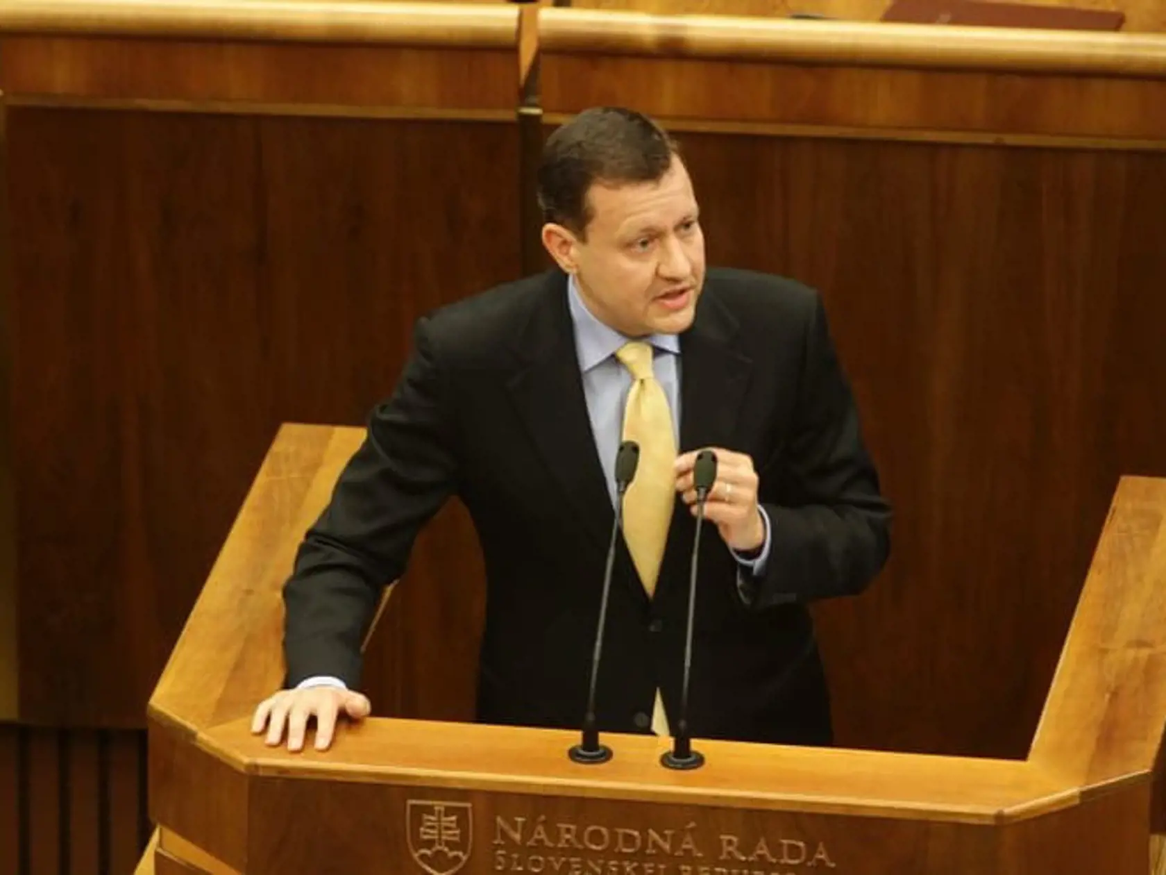 Poslanec Národnej rady SR Daniel Lipšic údajne zrazil človeka.