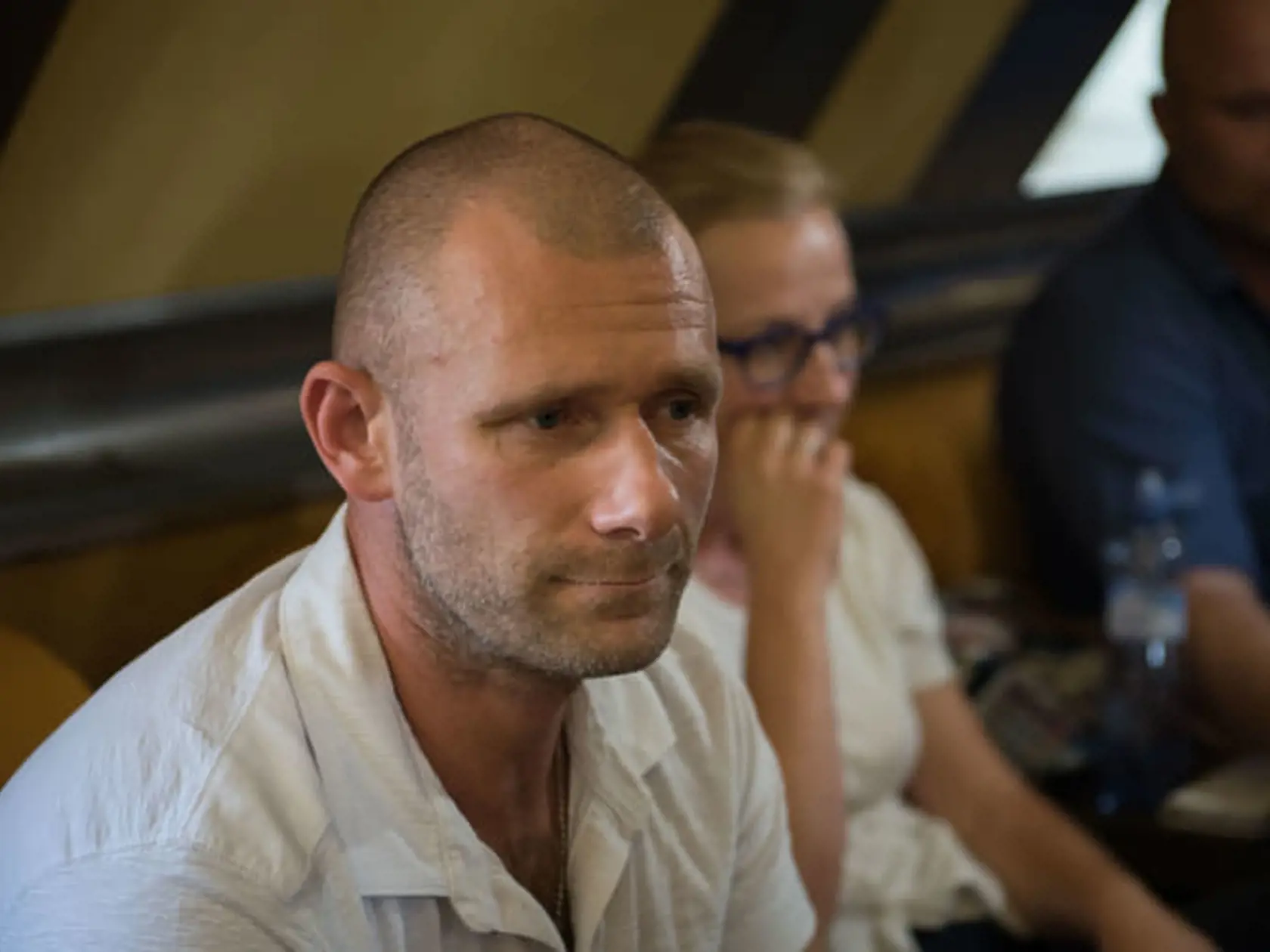 Riaditeľ zariadenia Čistý deň Peter Tománek (vľavo) počas zasadnutia Výboru pre ľudské práva a národnostné menšiny.