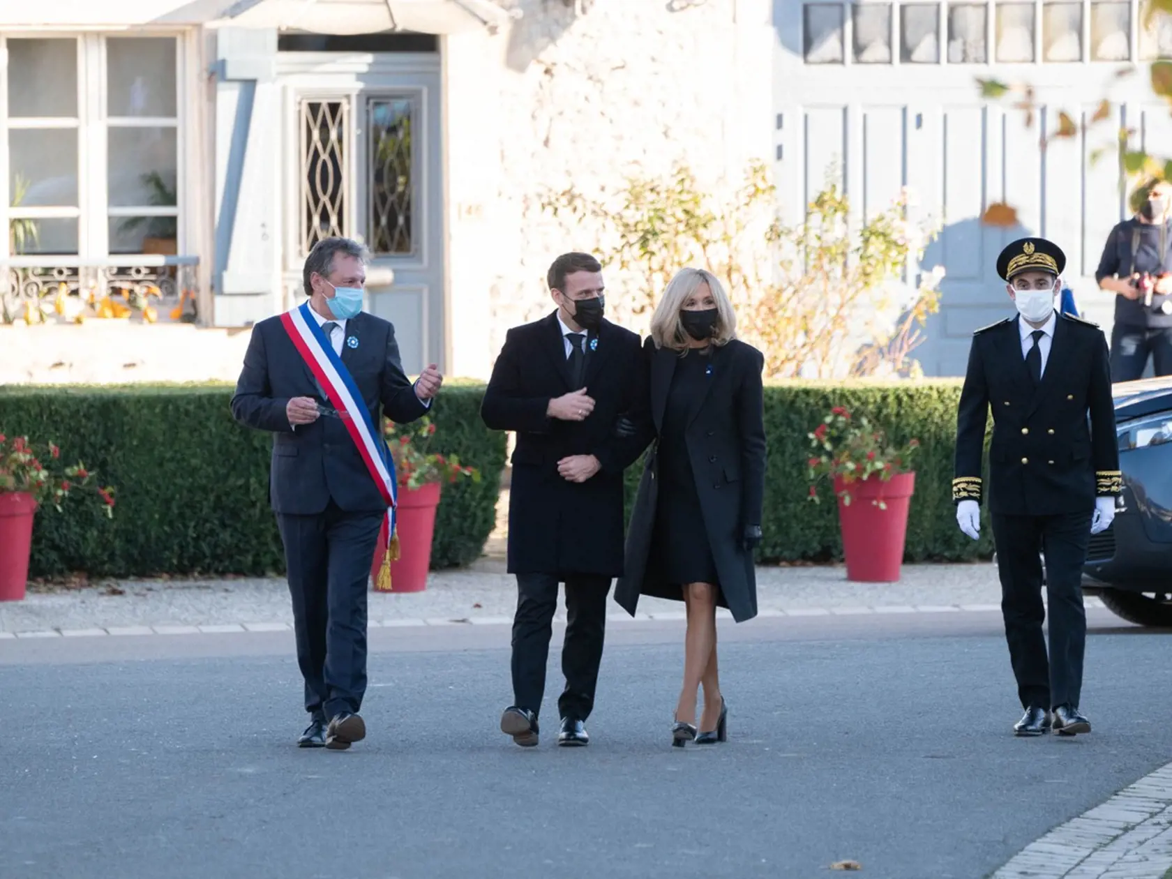 Emmanuel Macron s manželkou Brigitte navštívili obec Colombey-les-Deux-Églises, kde si uctil 50. výročie úmrtia Charlesa de Gaulla.