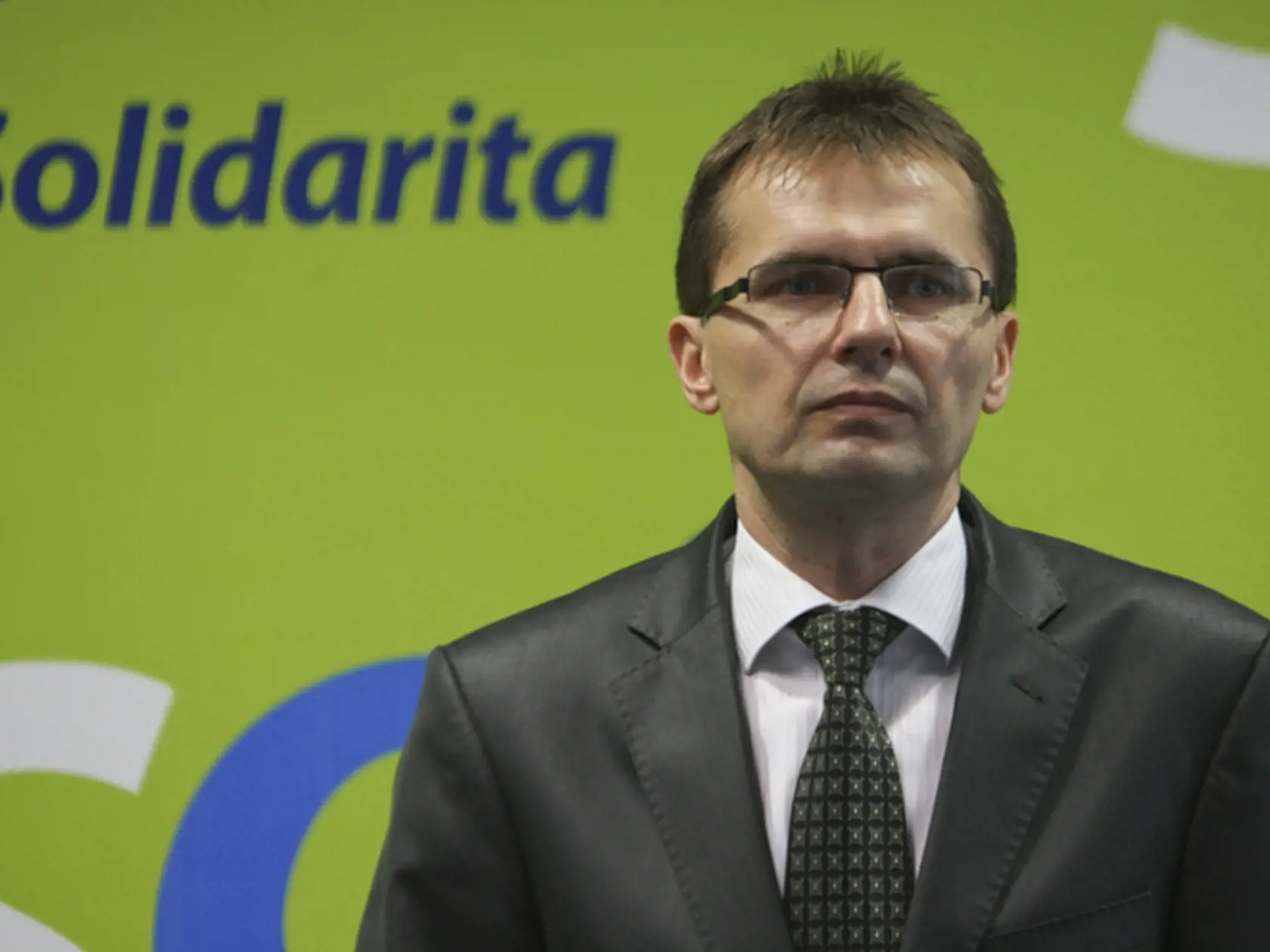 Opozičnému poslancovi Ľubomírovi Galkovi a jeho rodine niekto poškodil autá.