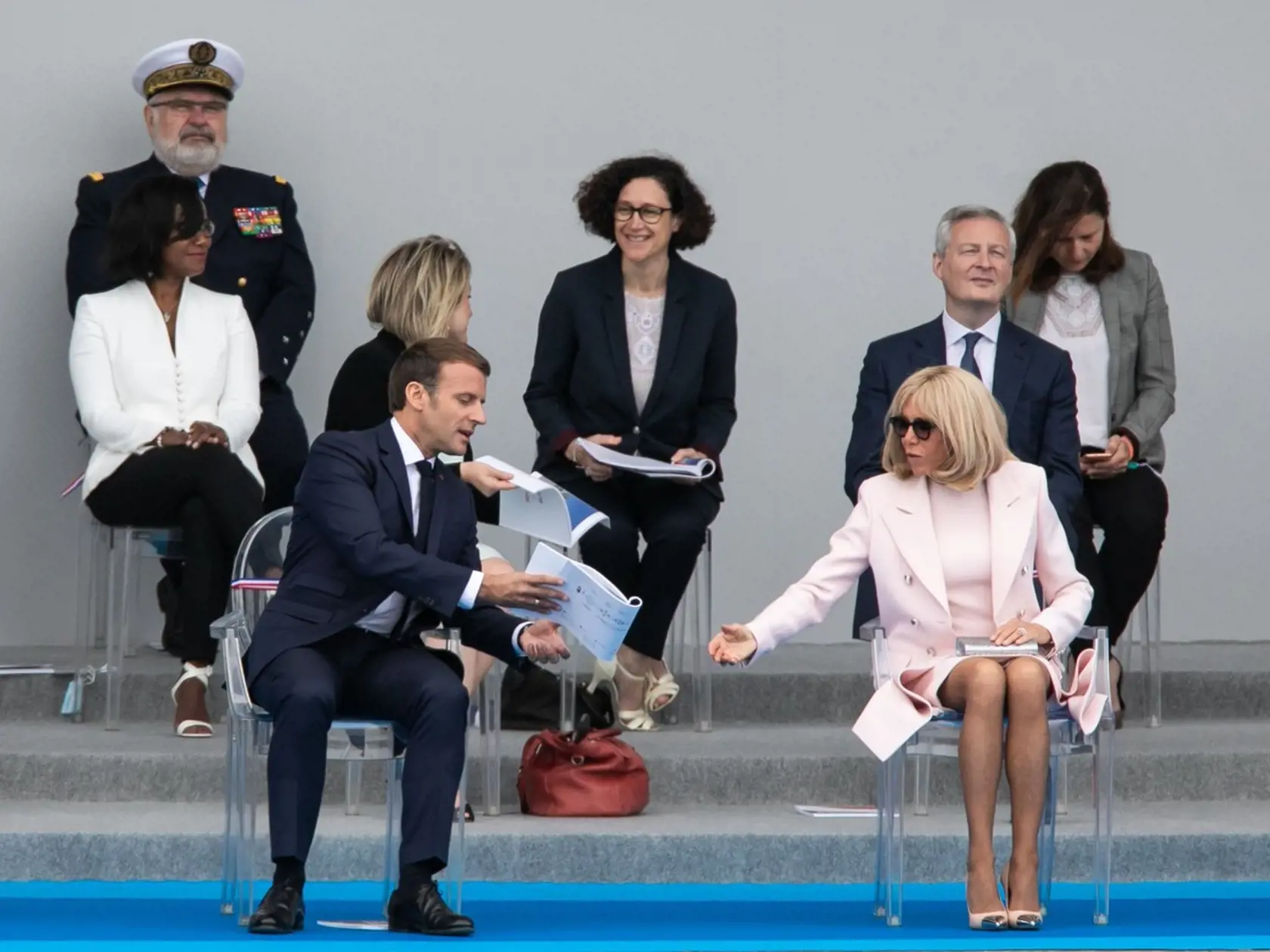 Po príchode na miesto konania prehliadky mala tvár úplne odhalenú, no neskôr si nasadila čierne okuliare, ktoré jej zrejme poradil lekár. Prvá dáma totiž nedávno absolvovala operáciu očí.
