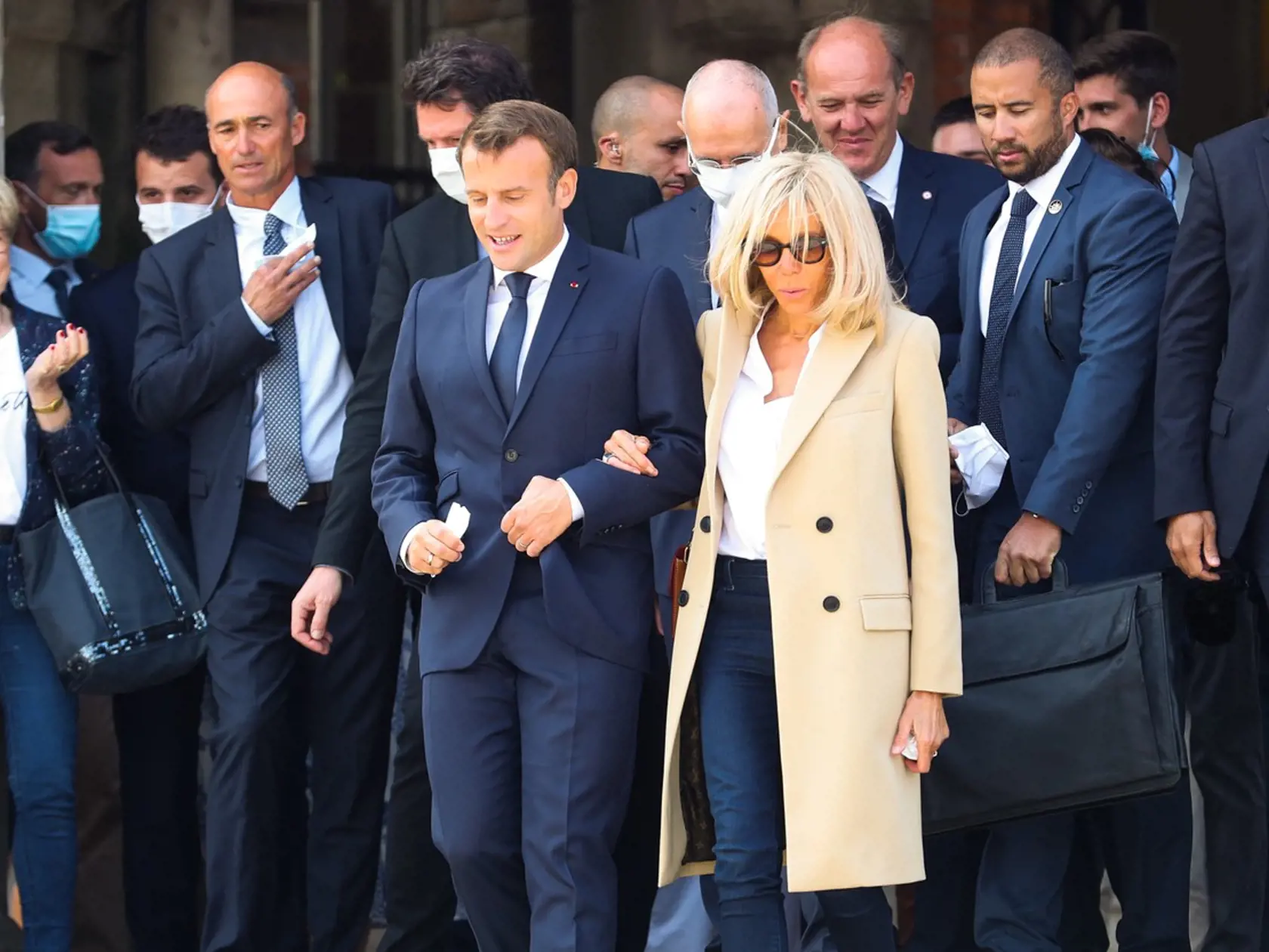 Prvá dráma Francúzska Brigitte Macron a jej značková kabelka Louis Vuitton za vyše 2700 eur.