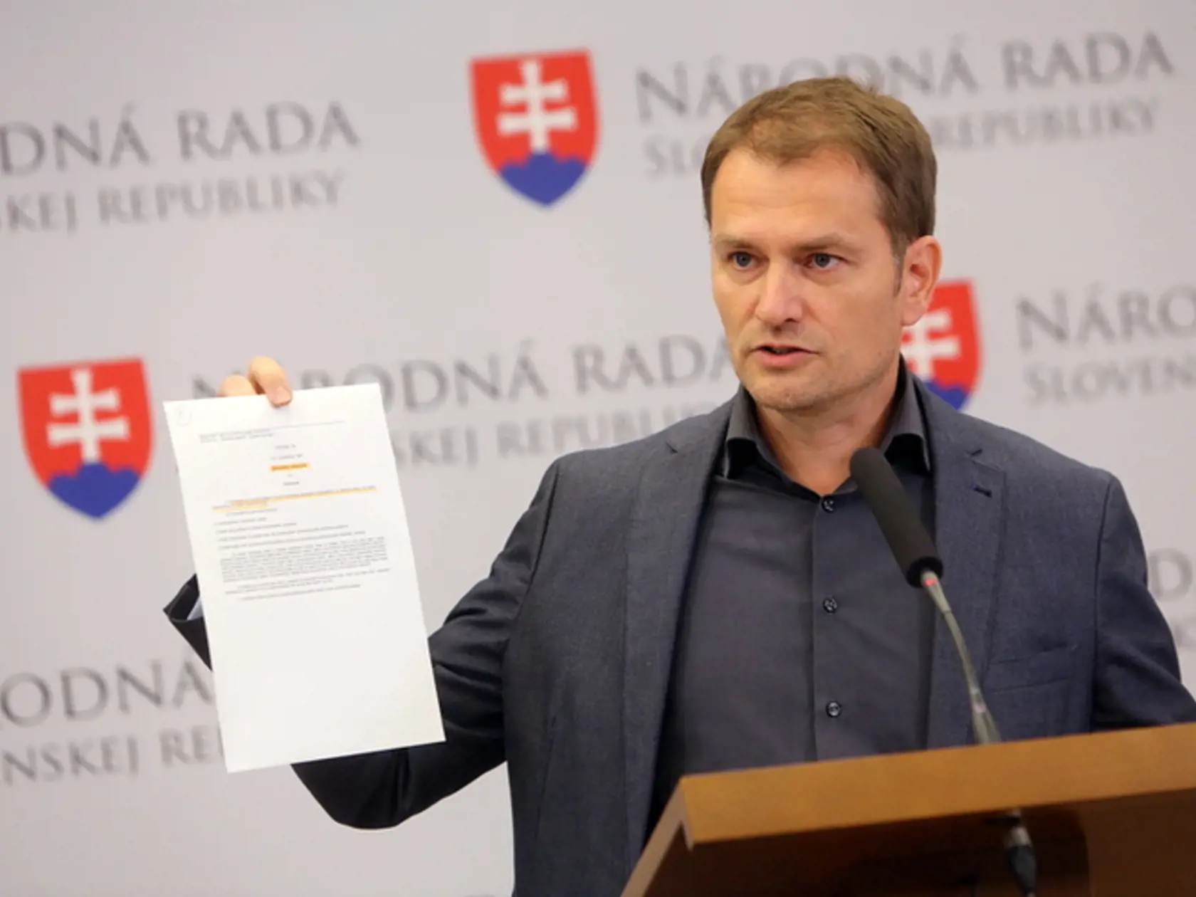 Matovič na tlačovke zvolanej pri príležitosti kauzy podnikania.