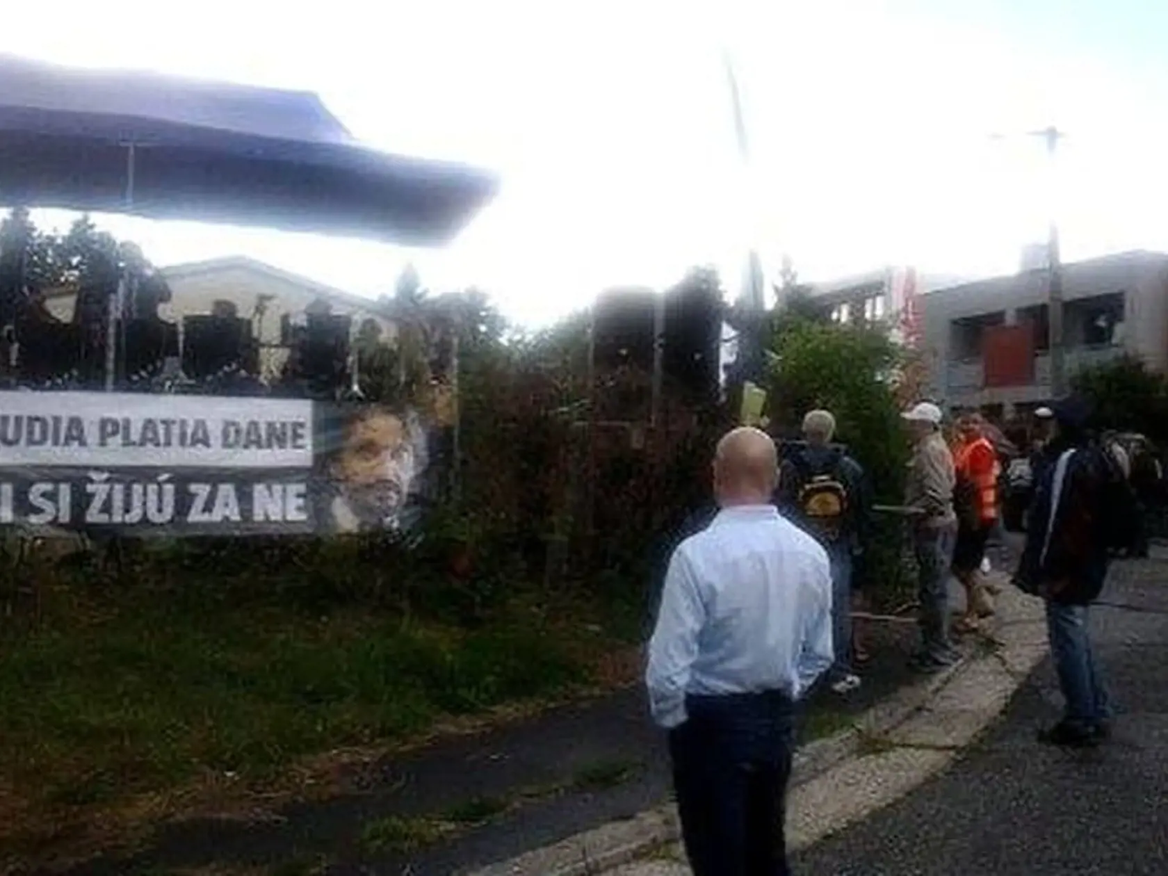 Pred komplexom Bonaparte sa odohráva posledný protest.