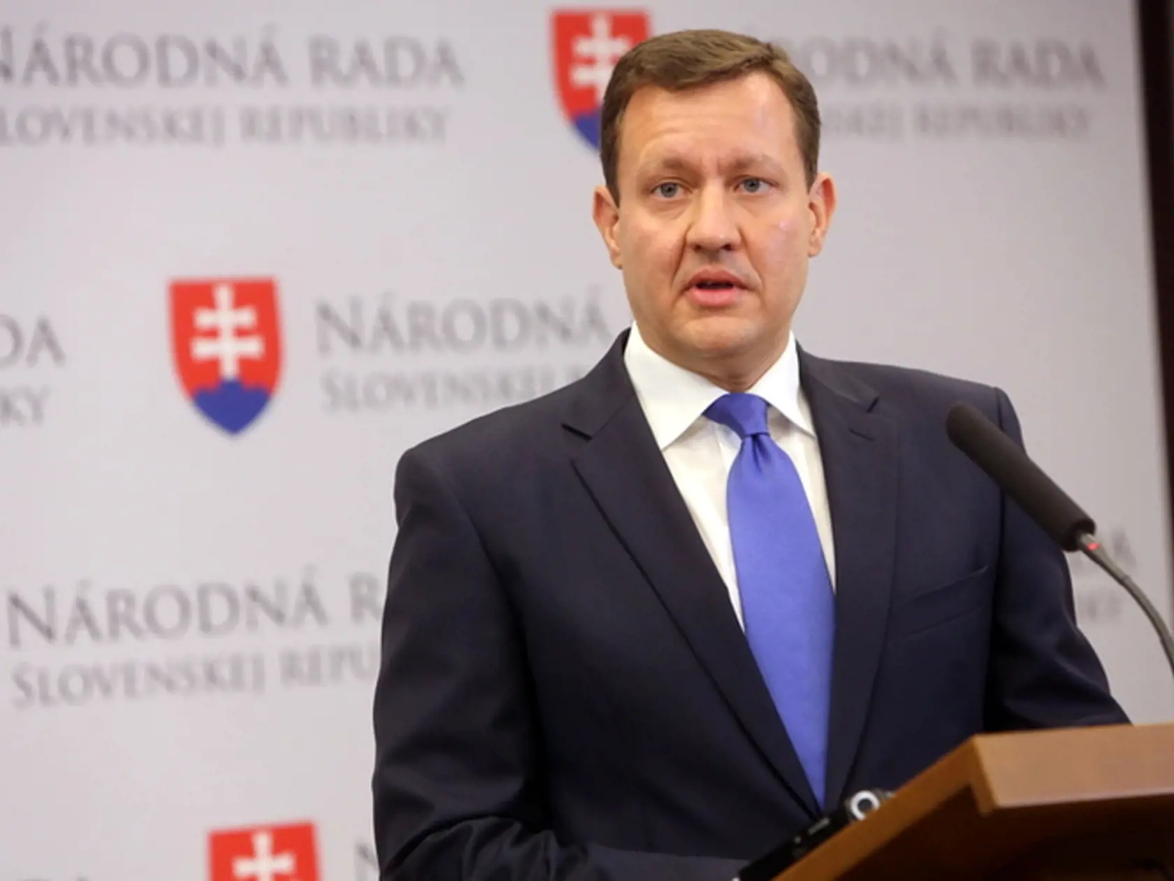 Poslanec zvolal mimoriadnu tlačovú konferenciu.