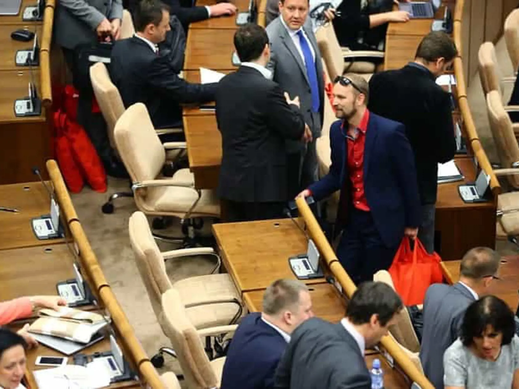 Politici sa už dnes vrátia do poslaneckých lavíc.