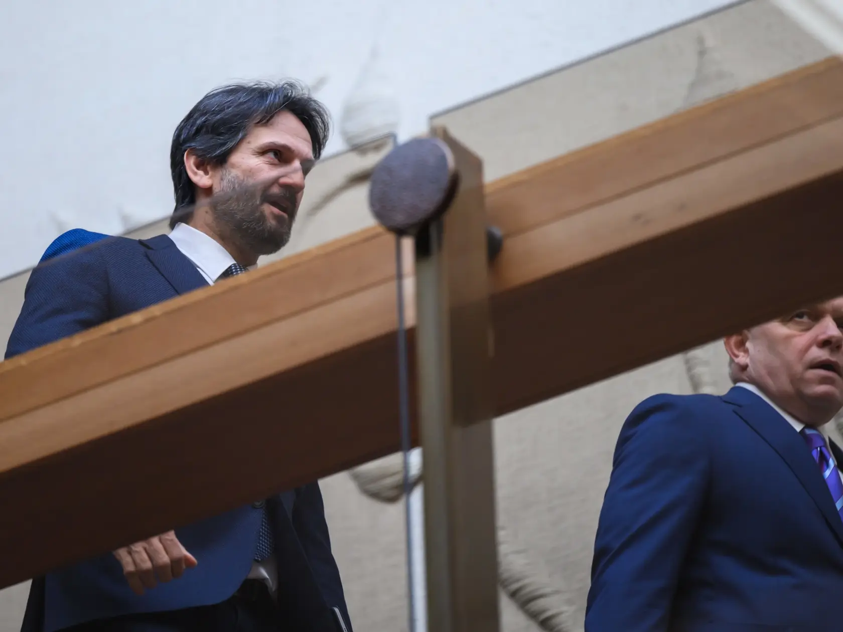 Na snímke zľava vicepremiér a minister obrany SR Robert Kaliňák (Smer-SD) a predseda vlády SR Robert Fico (Smer-SD) prichádza na 74. schôdzu vlády SR v Bratislave 19. februára 2025.