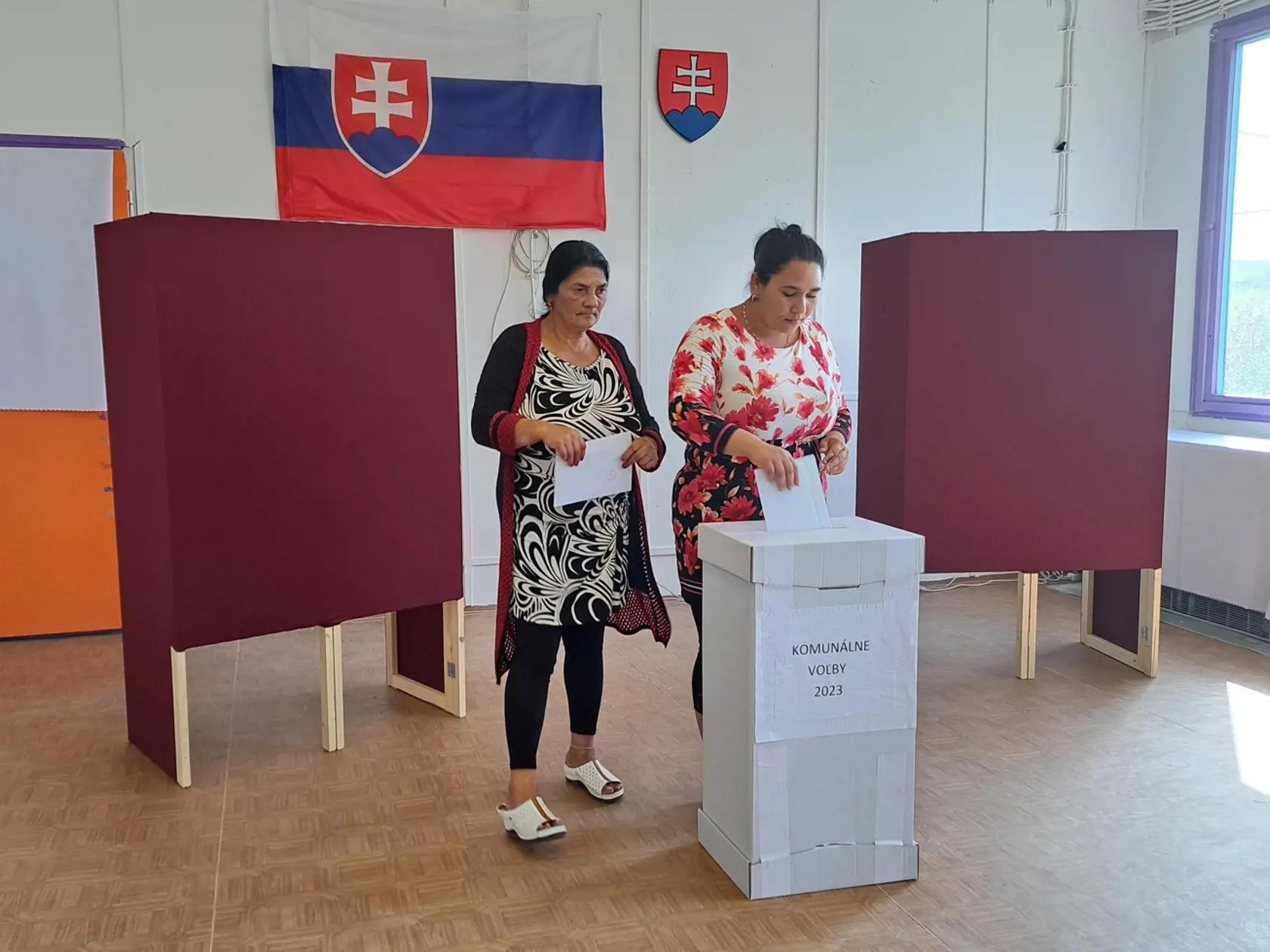 V obci Žehra na Spiši si v sobotu obyvatelia v doplnkových komunálnych voľbách volia starostu. Volebnú miestnosť číslo 2 otvorili o hodinu neskôr.
Na snímke voliči vo volebnej miestnosti č. 2 v obci Žehra, v sobotu 9. septembra 2023. FOTO TASR - Adriána Hudecová