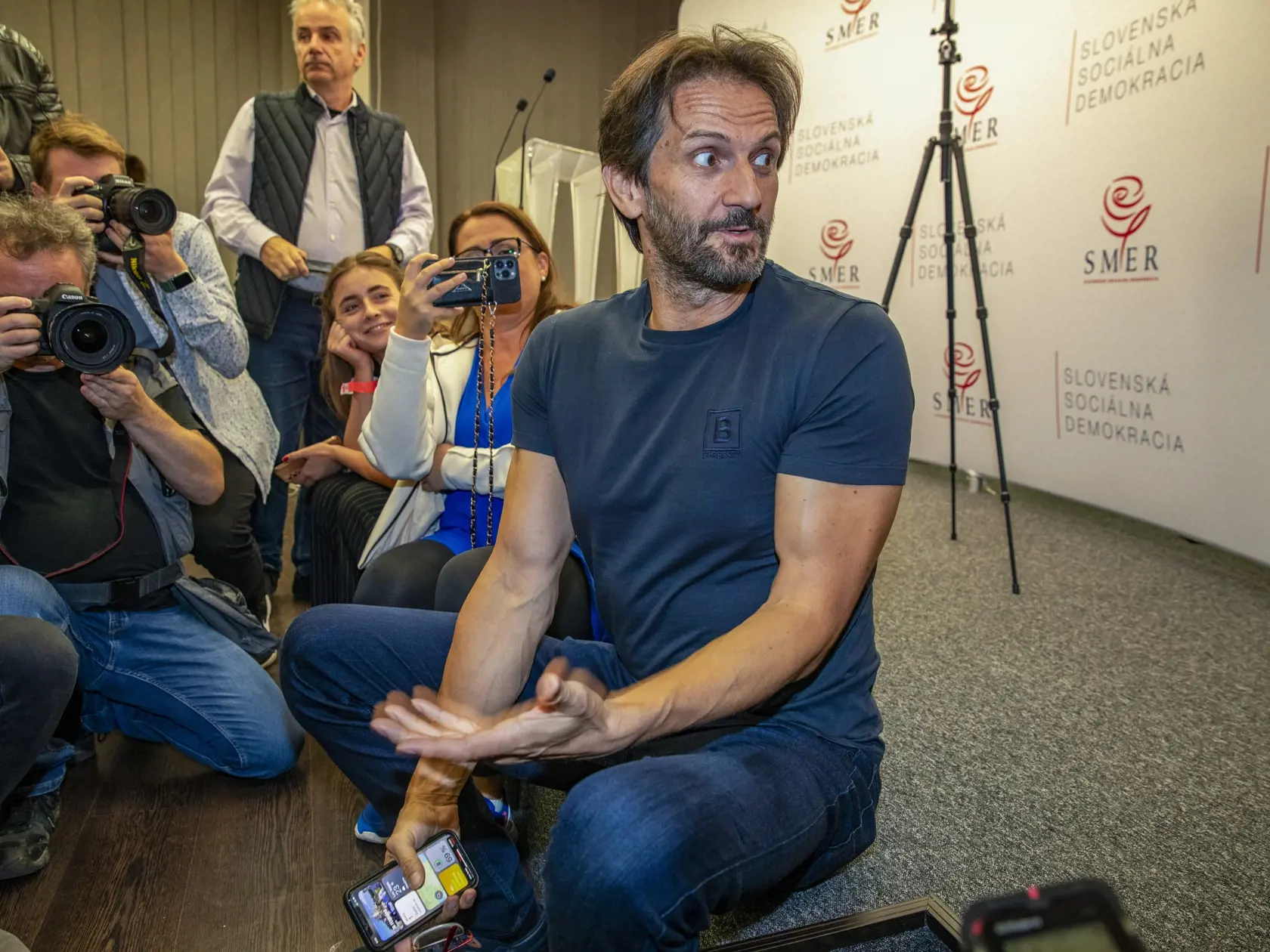 Na snímke je  centrála politickej strany SMER-SD na Súmračnej ulici počas parlamentných volieb 2023, kde Róbert Kaliňák prišiel medzi novinárov.