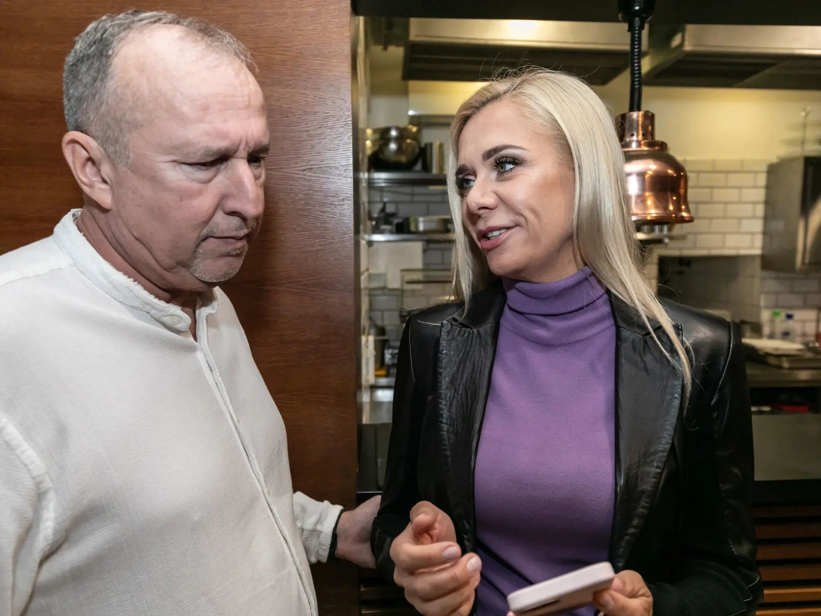 Na snímke Denisa Saková počas volebnej noci v reštaurácii Aušpic.  