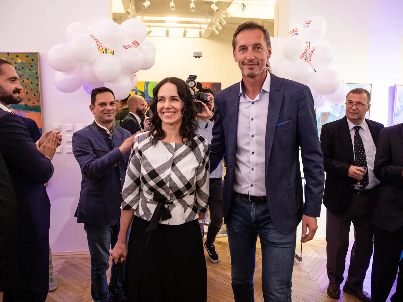 Príchod predsedu strany KDH do volebnej centrály. Volebná centrála strany KDH, čakanie na výsledky volieb. Na snímke je Milan Majerský s manželkou.