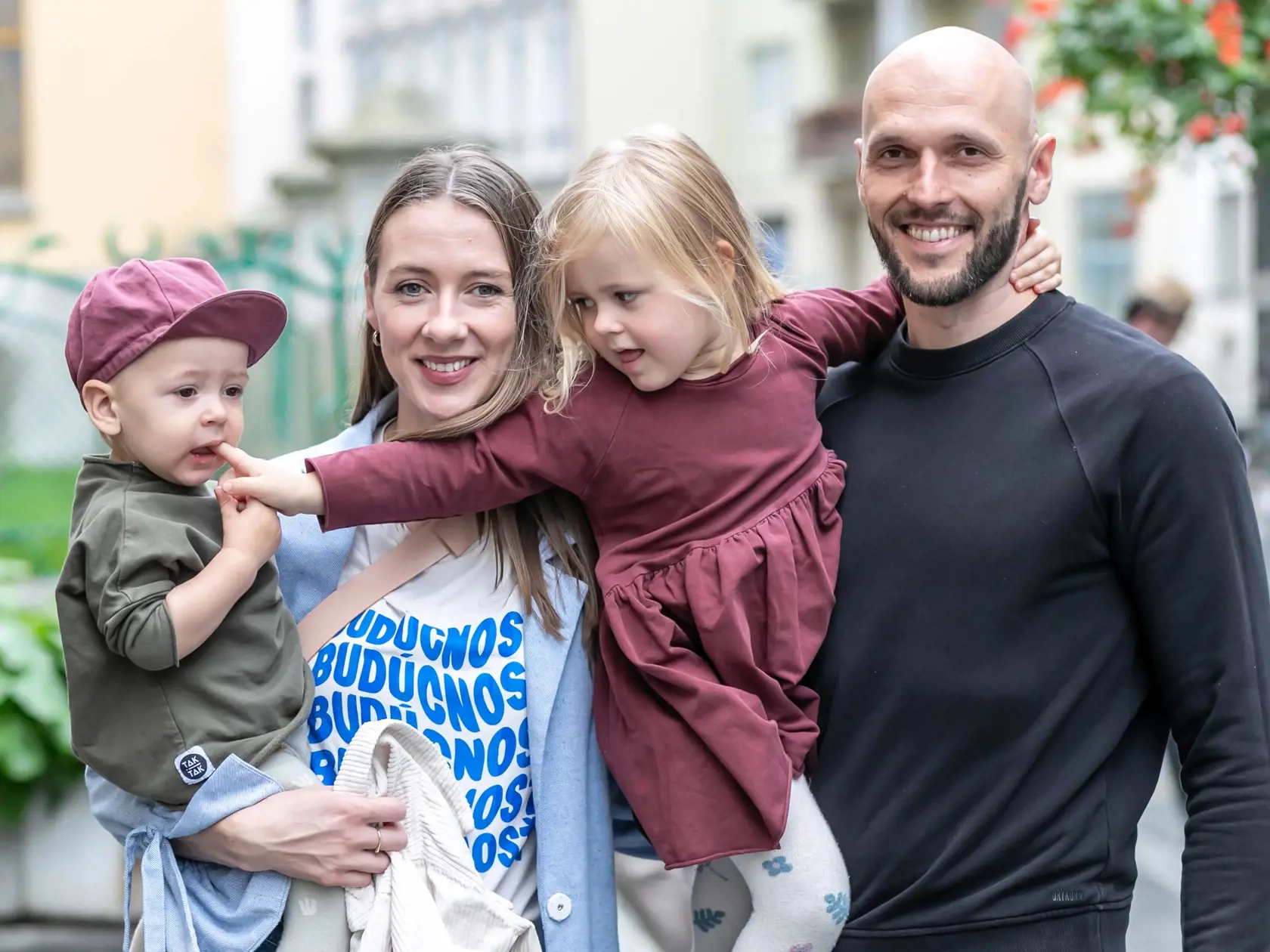 Na snímke Michal Truban s rodinou na predčasných voľbách do NRSR 2023. 