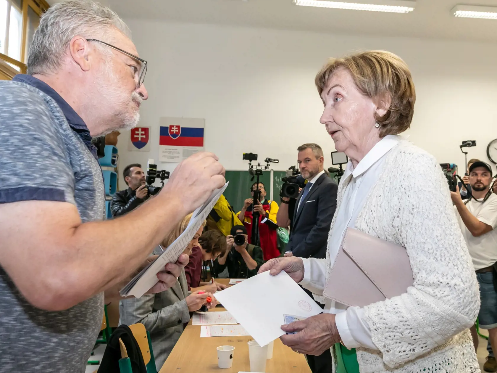 Na snímke predseda politickej strany HLAS - sociálna demokracia Peter Pellegrini s mamou Evou na predčasných voľbách do NRSR 2023. 