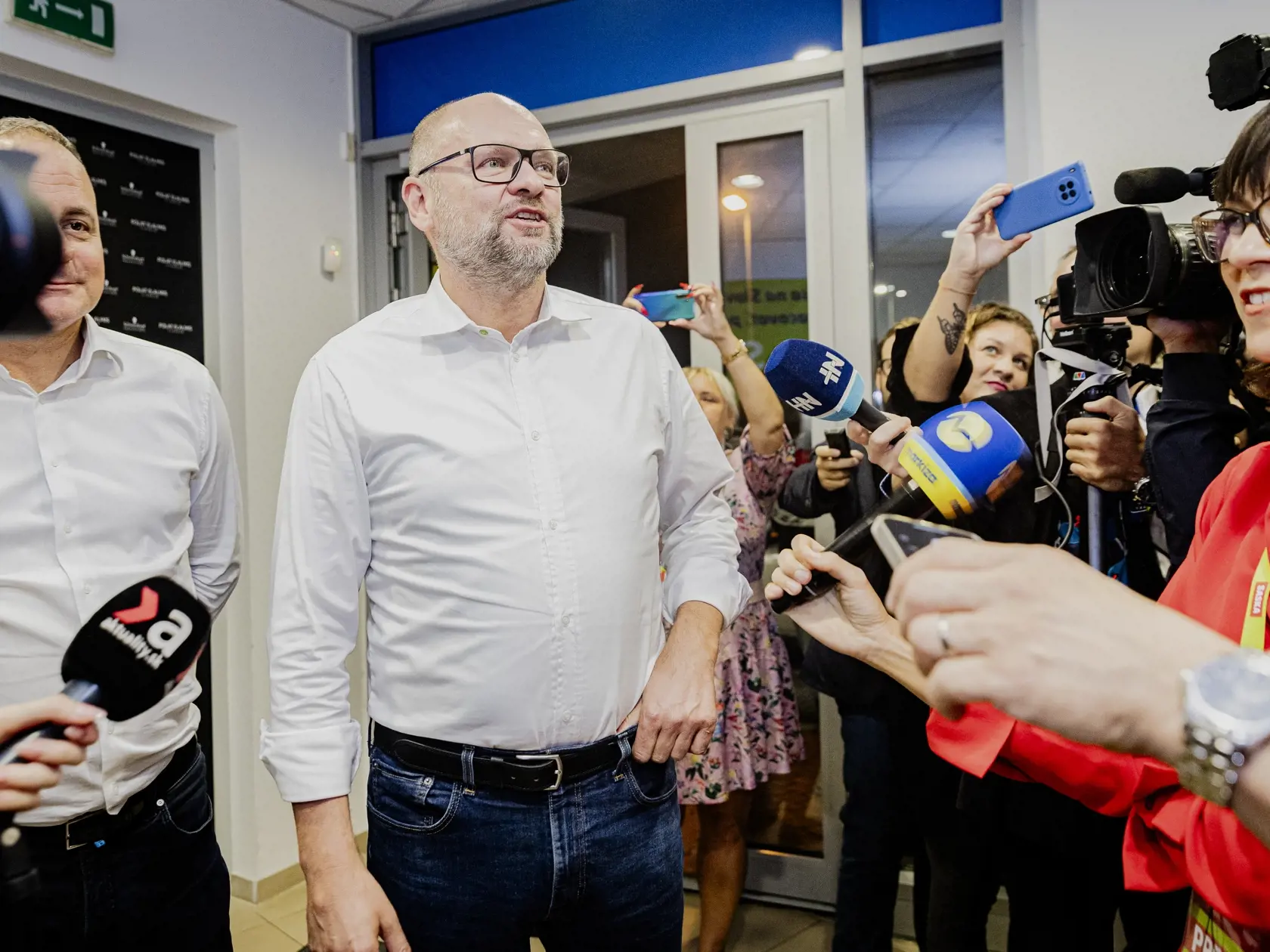 Na snímke Richard Sulík a Juraj Droba prichádzajú do centrály počas volebnej noci predčasných parlamentných volieb 2023.