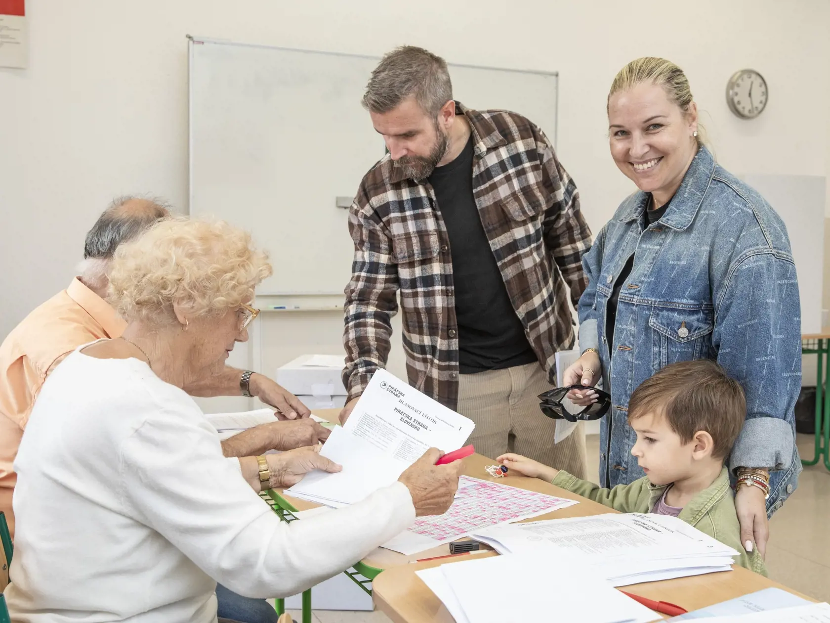Na snímke je Dominika Navara Cibulková, bývalá slovenská profesionálna tenistka s rodinou počas parlamentných volieb 2023.