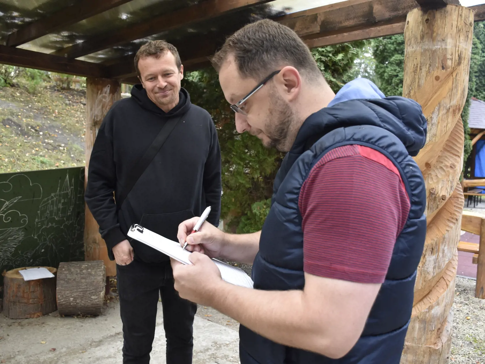 Súbežne s parlamentnými voľbami beží v sobotu 30. septembra 2023 v Ružomberku petícia proti zmene územného plánu mesta. Tá by umožnila výmenu starého kotla na biomasu v papierňach za nový a výkonnejší. Podpisy zbiera 12 dobrovoľníkov, ktorí sú rozmiestnení pri volebných miestnostiach na Satelitoch, v Baničnom, na Klačne, Rovni, v Políku a Rybárpoli. Na snímke muž podpisuje petíciu v Ružomberku 30. septembra 2023. FOTO TASR - Miroslava Mlynárová 