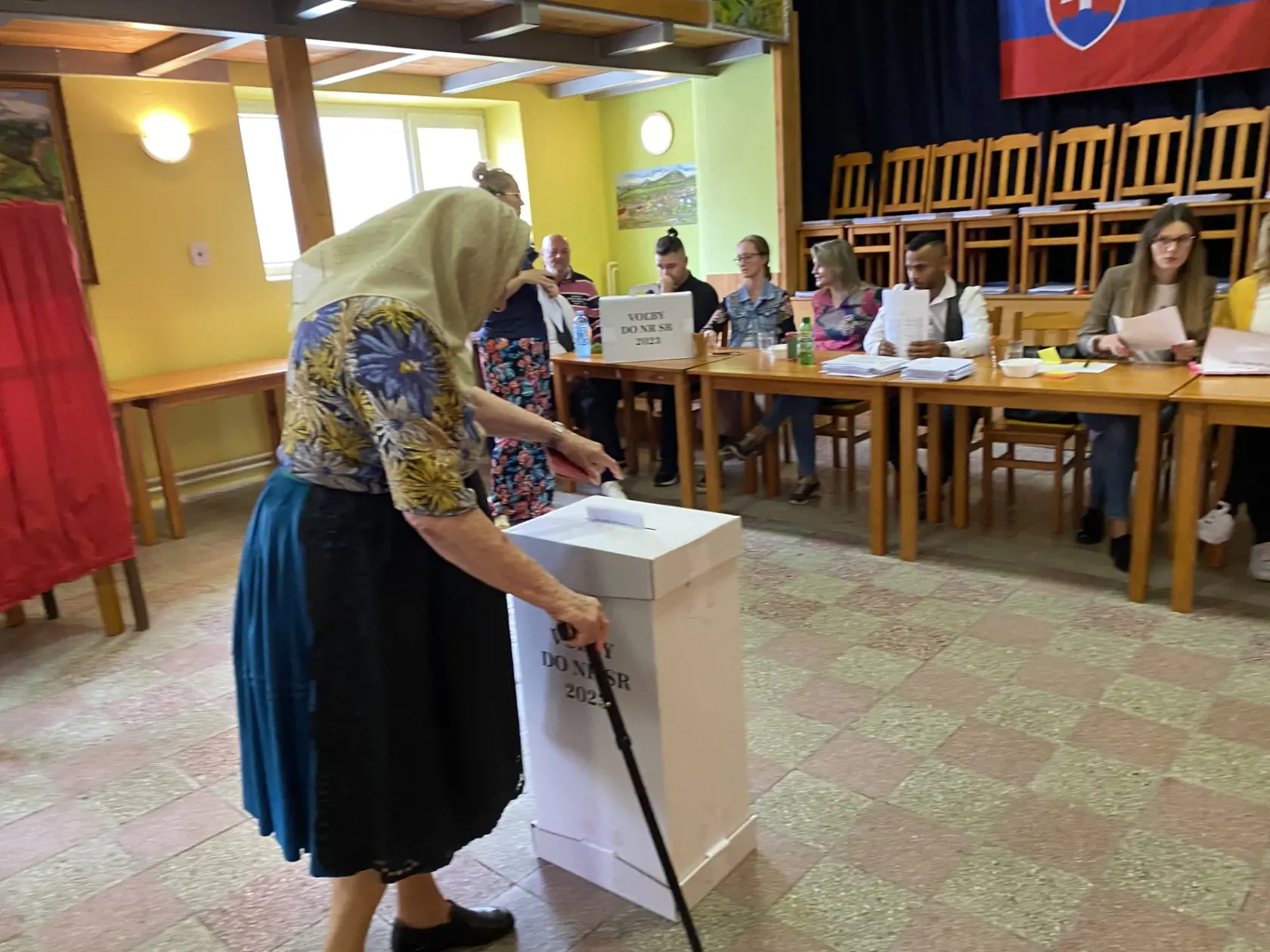 Dopoludnia prišla odvoliť najstaršia volička v obci Medzany Justína Mathiová (90).