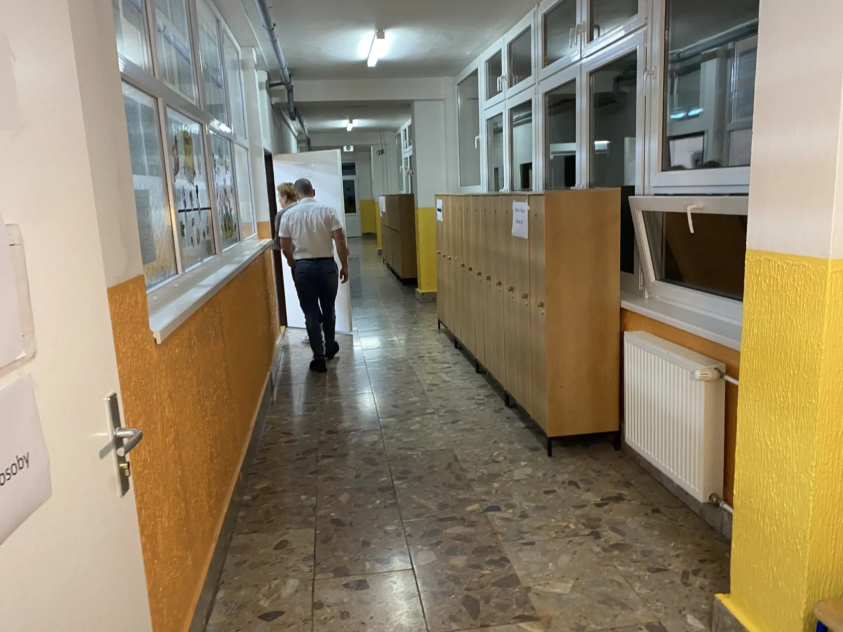 Policajt v civile zavolal predsedníčku komisie do vedľajšej miestnosti.