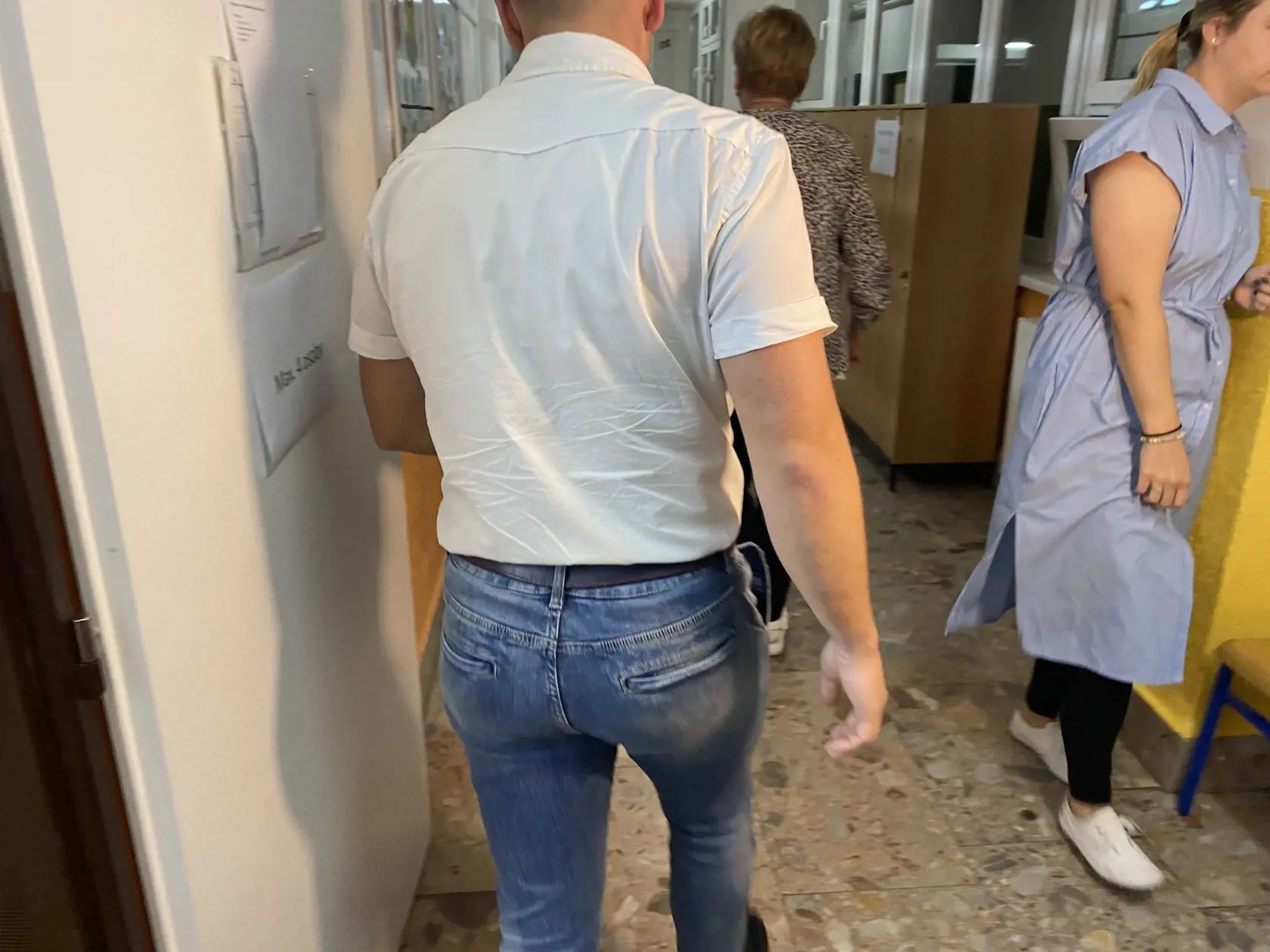 Policajt v civile zavolal predsedníčku komisie do vedľajšej miestnosti.