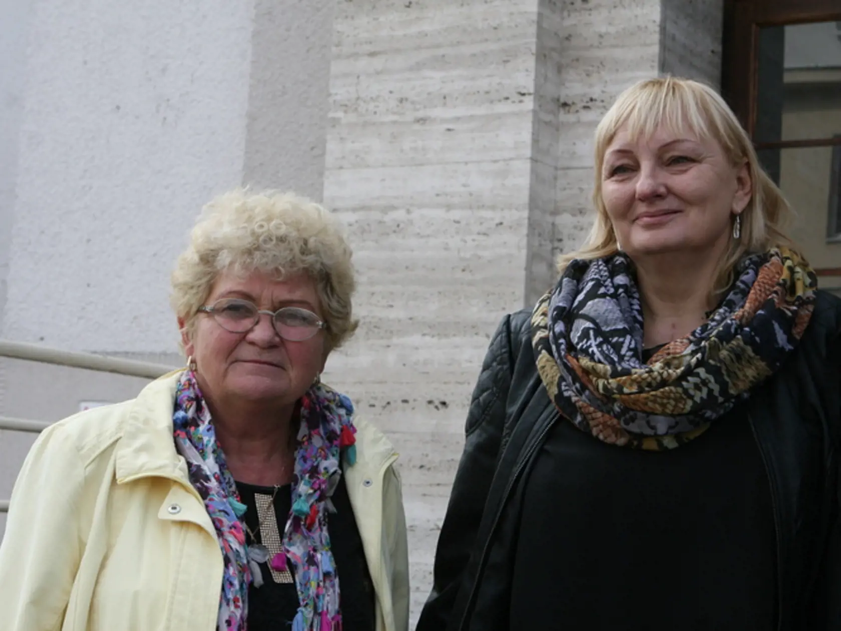 Dášu Michalcovú prišla podporiť aj bývalá hlavná kontrolórka Slovenského národného múzea Daniela Nehézová (vľavo).