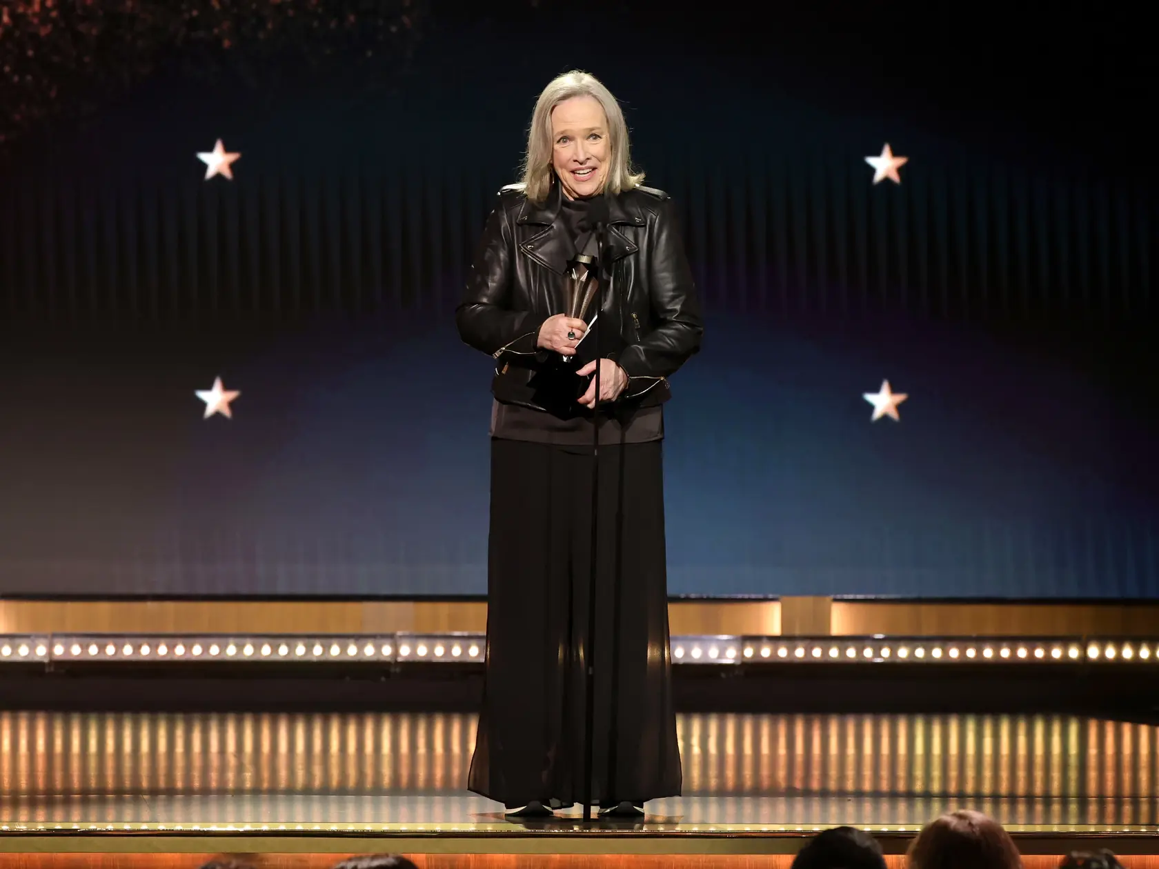Kathy Bates stavila na koženú bundu.