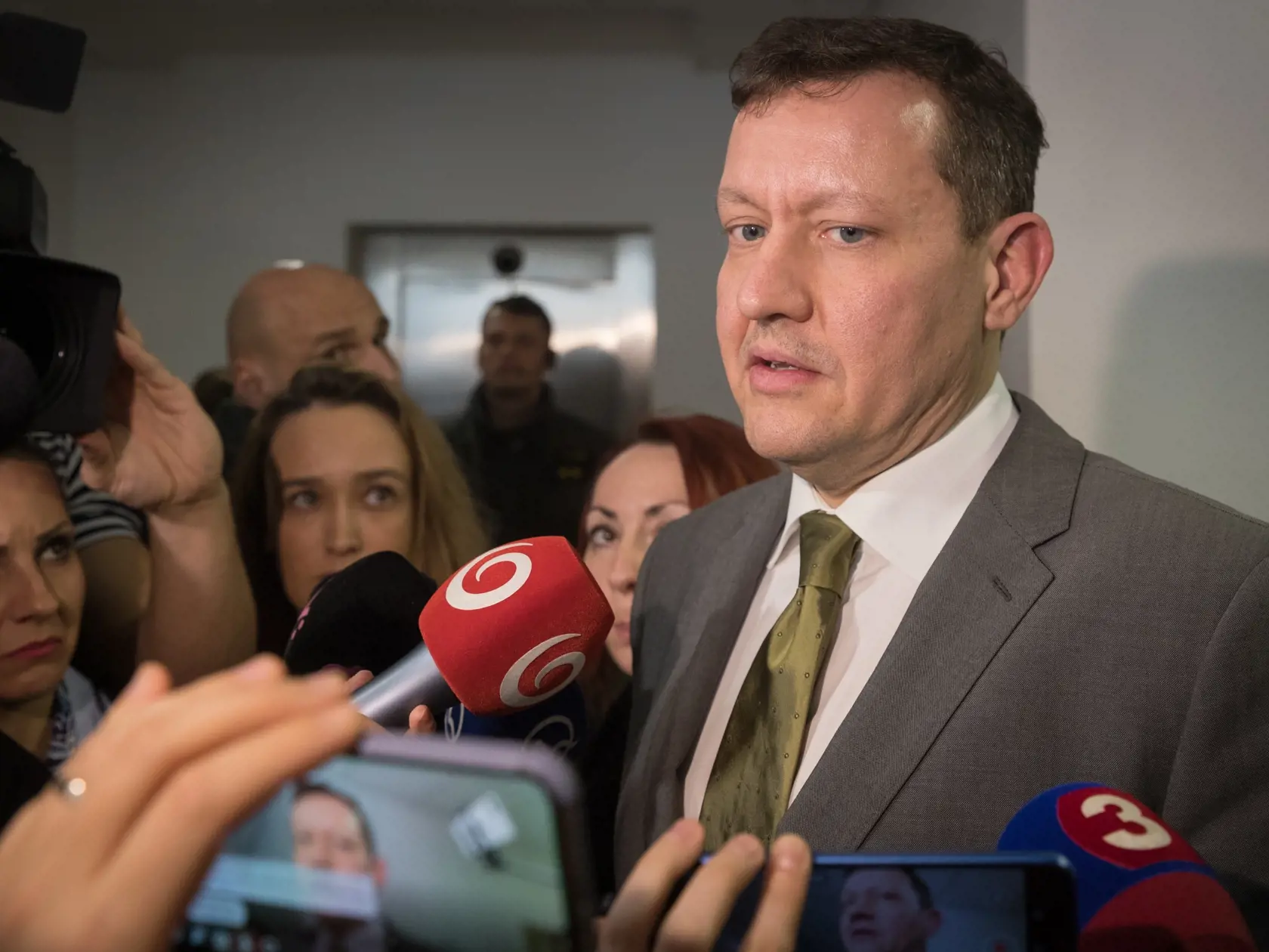Ôsme pojednávanie na Špecializovanom trestnom súde v Pezinku vo veci vraždy investigatívneho novinára Jána Kuciaka a jeho snúbenice Martiny Kušnírovej. Na snímke je právny zástupca rodičov Jána Kuciaka, Daniel Lipšic.