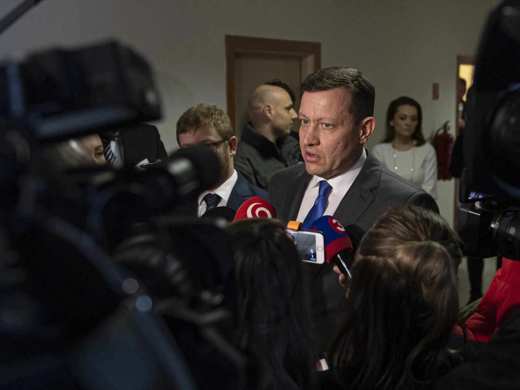 Na sníme právny zástupca Markízy Daniel Lipšic hovorí s novinármi po hlavnom pojednávaní  v kauze zmenky televízie Markíza v budove Justičnej akadémie v Pezinku 27. februára 2020. FOTO TASR - Michal Svítok