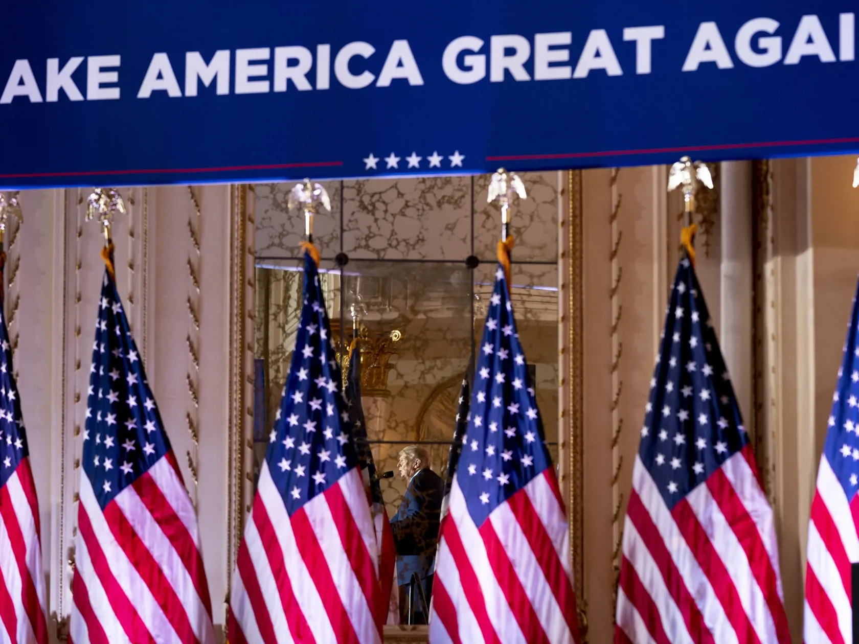 Americký exprezident Donald Trump oznamuje, že v roku 2024 sa bude opäť uchádzať o úrad prezidenta Spojených štátov vo veľkej prijímacej sále svojej luxusnej rezidencie v Mar-a-Lago v štáte Florida v stredu 16. novembra 2022.