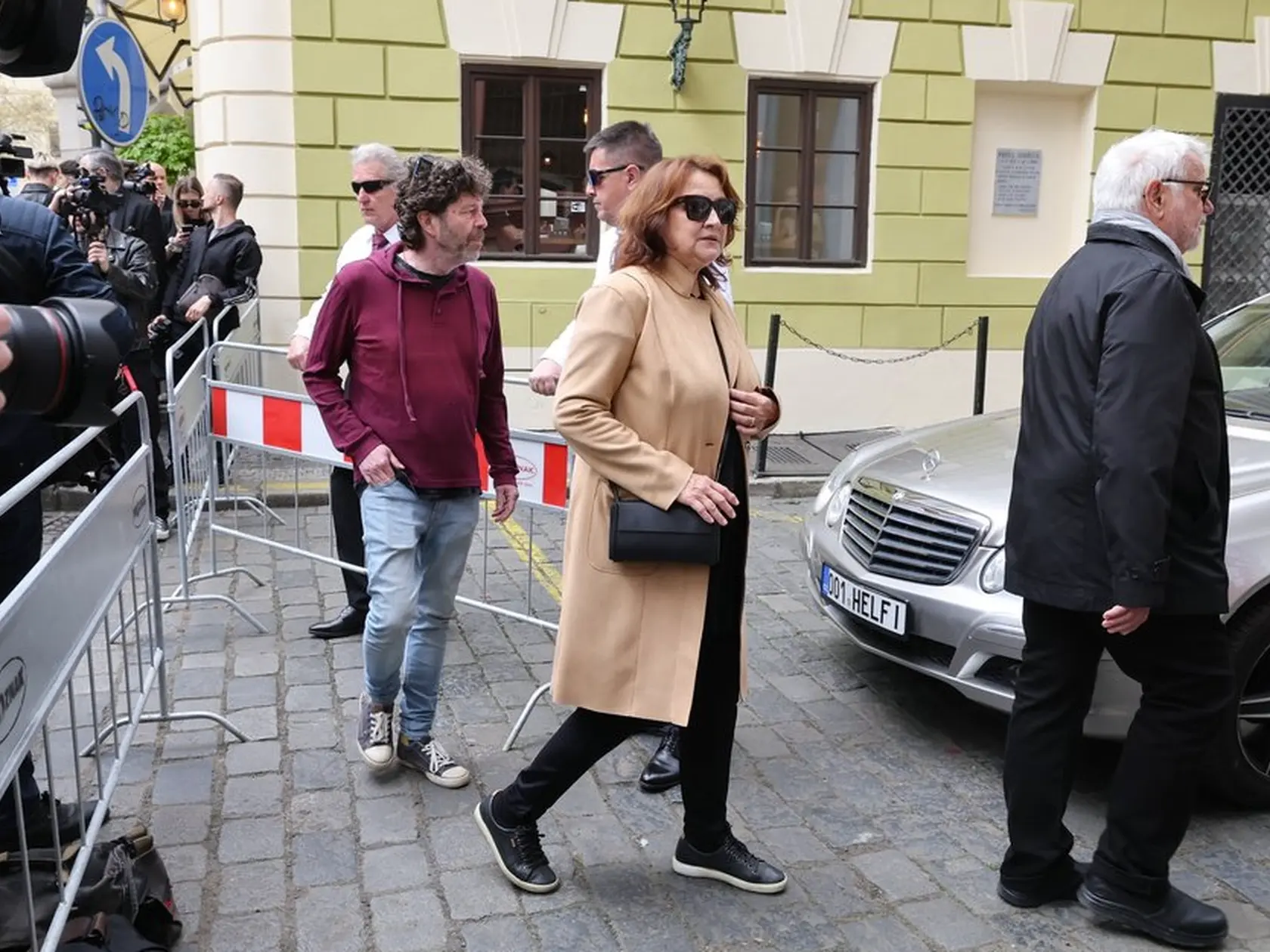 Posledná rozlúčka s Aničkou Slováčkovou (†29): Nechýbala ani česká herečka Zlata Adamovská.