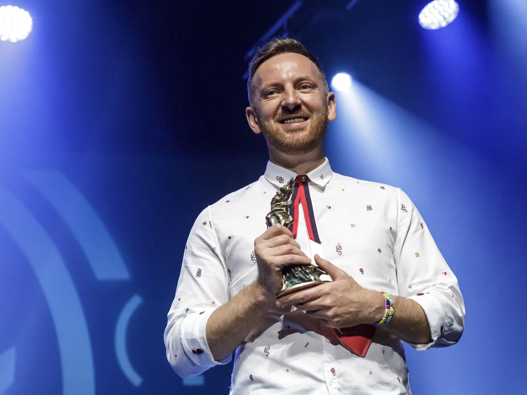 Slovenský ochranný zväz autorský (SOZA) po ročnej pauze odovzdával honorárne a štatistické ceny v Mestskom divadle P. O. Hviezdoslava v Bratislave 28. septembra 2021. Na snímke spevák Miro Jaroš si prebral ocenenie v kategórii Cena za najúspešnejší zvukový nosič. FOTO TASR – Dano Veselský