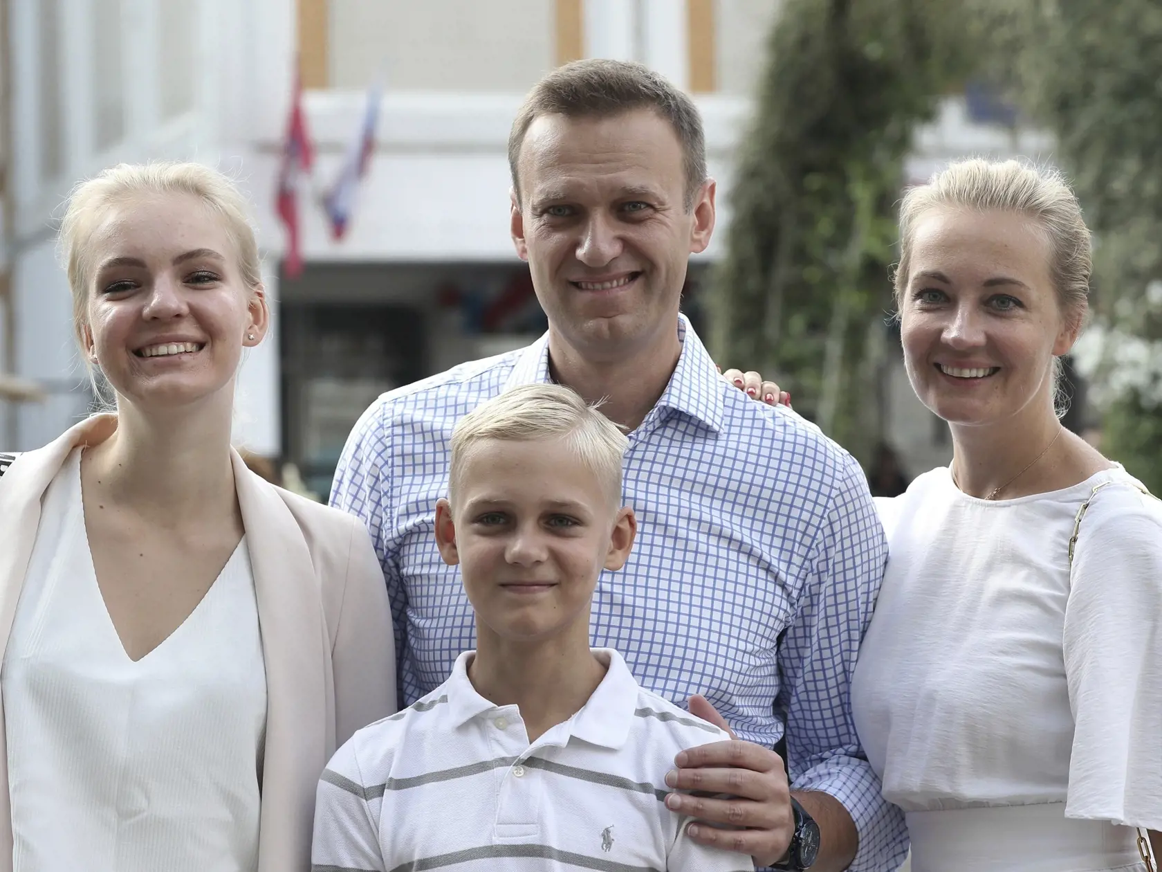 Na archívnej snímke z 8. septembra 2019 v Moskve ruský opozičný líder Alexej Navaľnyj, jeho manželka Julija Navaľná a ich deti Daria a Zachar pózujú pre médiá po hlasovaní počas volieb do mestského zastupiteľstva.
