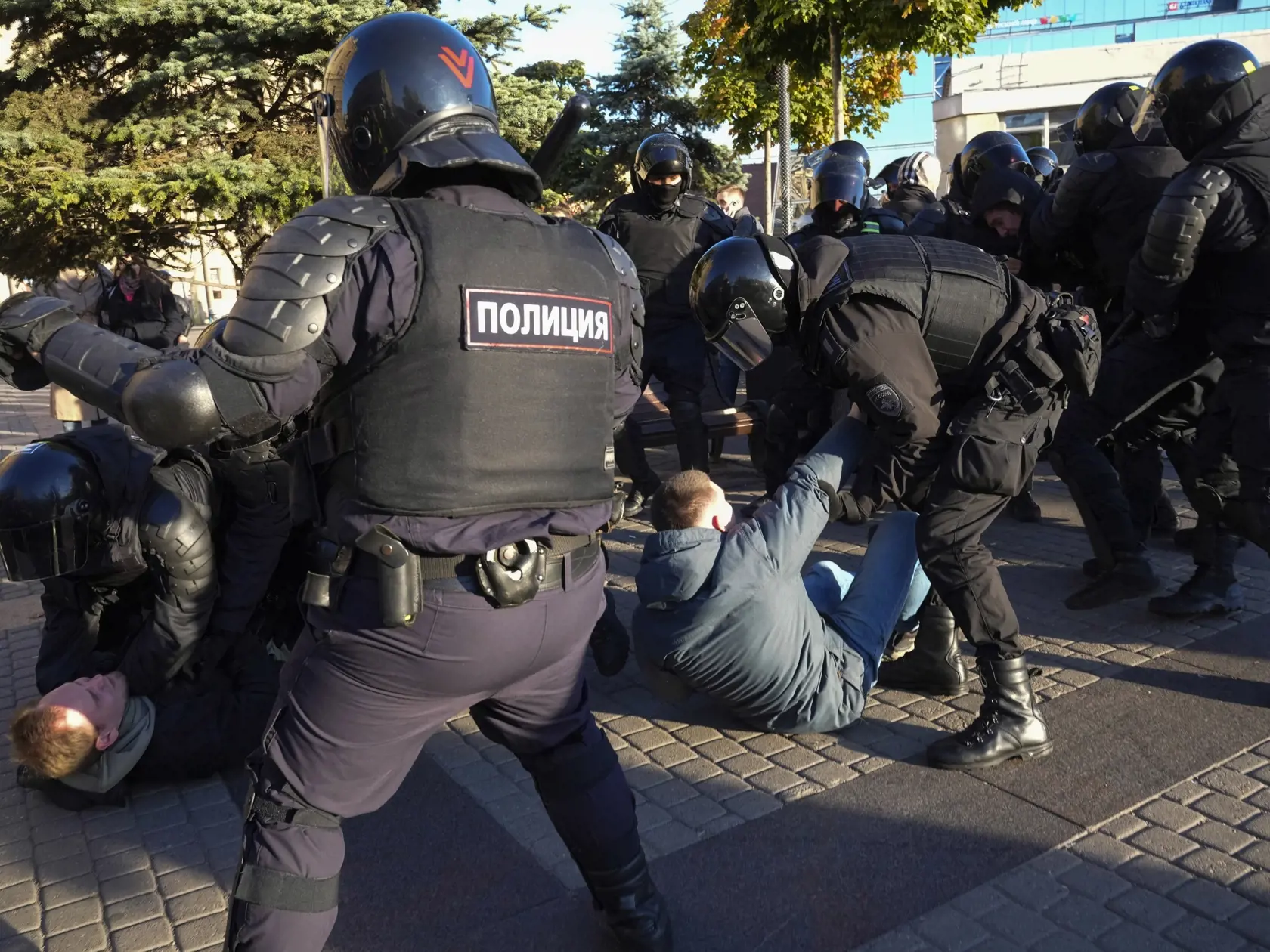 Ruskí policajti zatýkajú demonštrantov v Petrohrade v sobotu 24. septembra 2022 počas protestu proti čiastočnej mobilizácii, ktorú tento týždeň nariadil prezident Vladimir Putin. FOTO TASR/AP