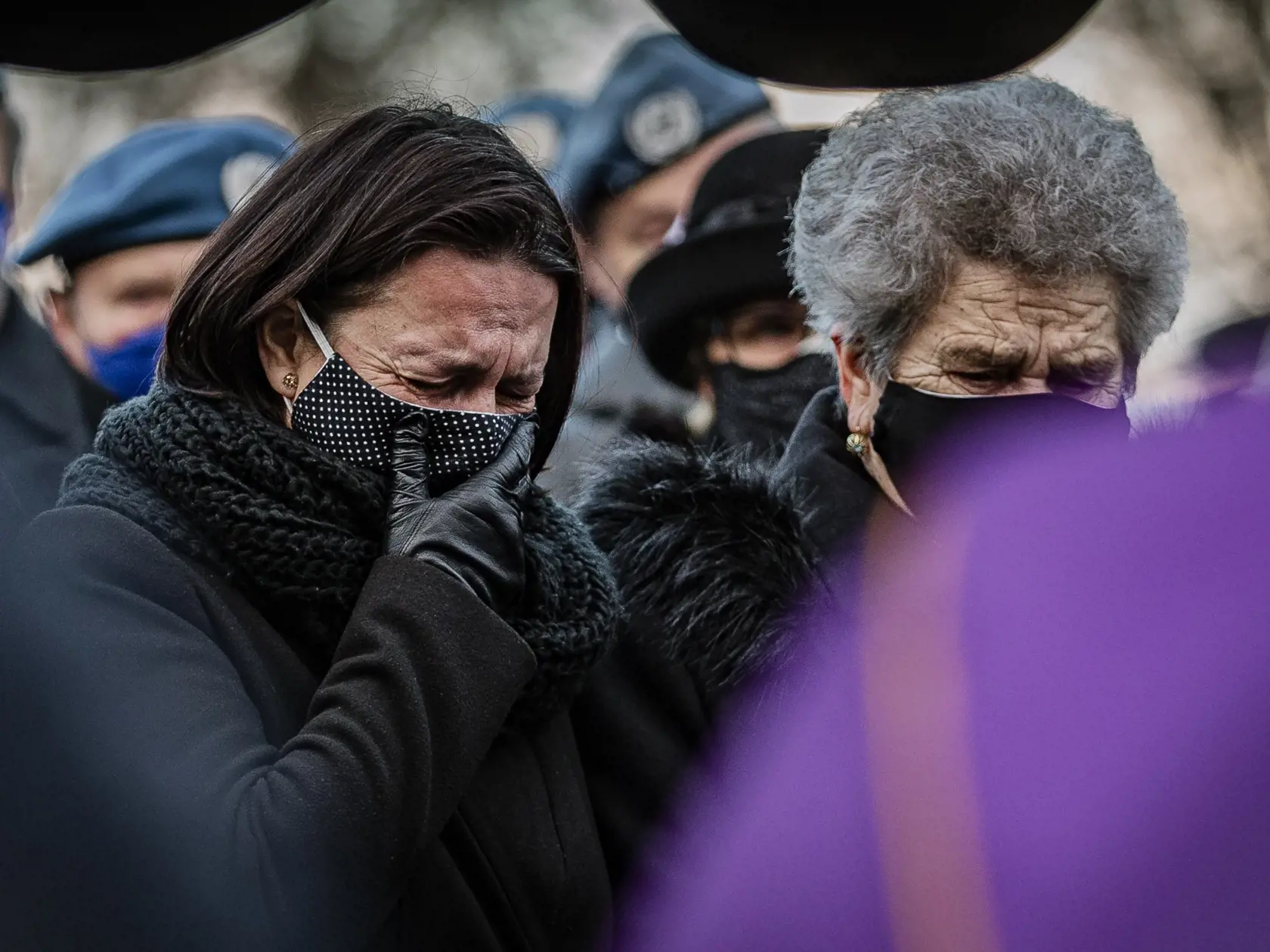 Na cintoríne v obci Štrba sa uskutočnila posledná rozlúčka so zosnulým bývalým Prezidentom PZ SR Milanom Lučanským. Na snímke mama a sestra zosnulého.