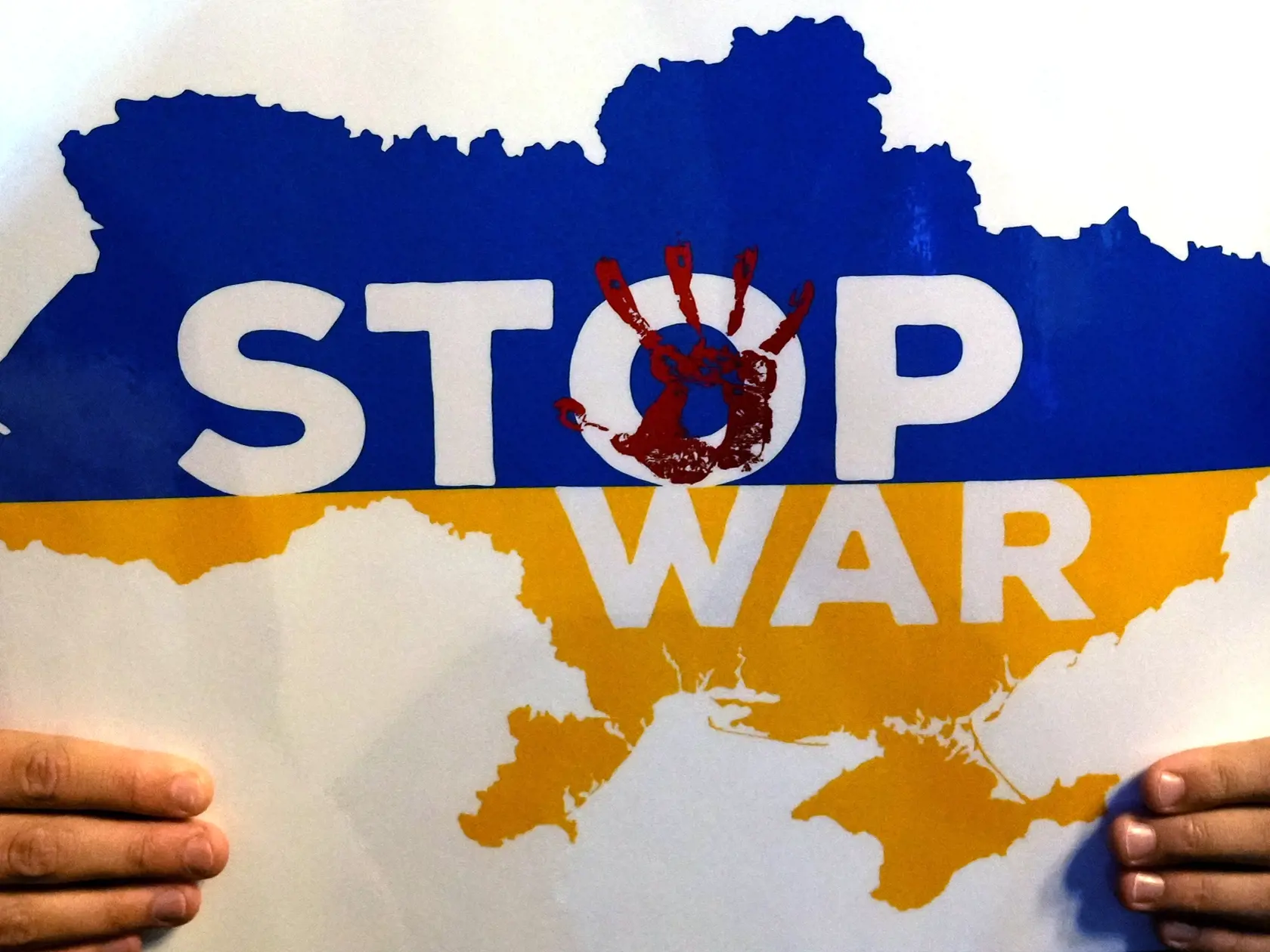 Na snímke chlapec drží transparent počas protestu proti mobilizácii, ktorú vyhlásil ruský prezident Vladimir Putin, 21. septembra 2022 v Belehrade.  Putin v stredu ráno vyhlásil čiastočnú mobilizáciu pred uskutočnením referend v Moskvou ovládaných oblastiach na východe a juhu Ukrajiny o pripojení k Rusku. FOTO TASR/AP
