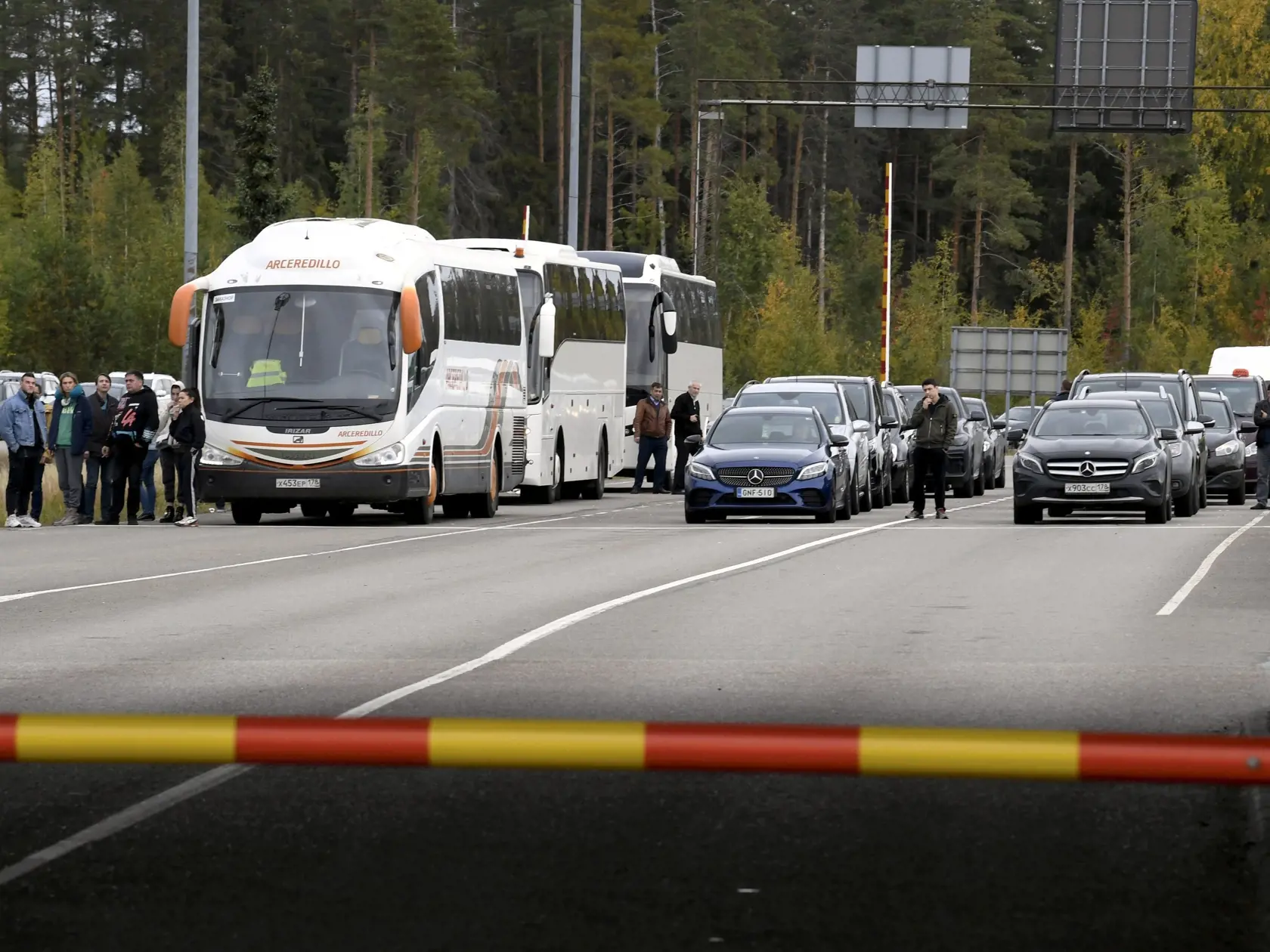 Na snímke ľudia z Ruska sa zhromaždili s automobilmi a autobusmi v kolóne pred najvyťaženejším fínsko-ruským hraničným priechodom Vaalimaa vo fínskej obci Virolahti v nedeľu 25. septembra 2022. Fínsko zaznamenalo na hraniciach s Ruskom najrušnejší víkend v tomto roku. Do krajiny počas neho prišlo takmer 16.900 Rusov, oznámil to v pondelok Mert Sasioglu z Fínskej pohraničnej stráže. FOTO TASR/AP