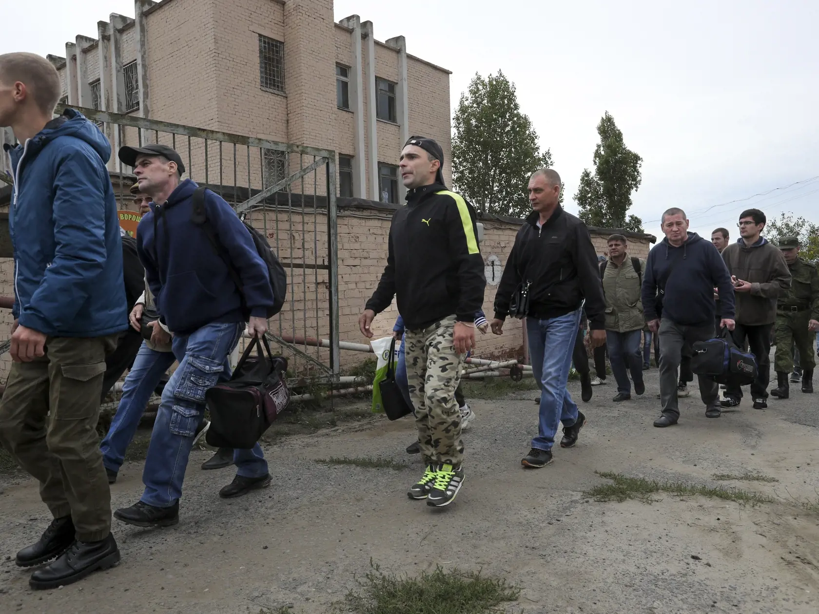 Ruskí branci kráčajú okolo vojenského náborového centra v ruskom Volgograde v sobotu 24. septembra 2022. Ruský prezident Vladimir Putin v stredu v televíznom prejave oznámil čiastočnú mobilizáciu obyvateľstva v Rusku. Ide o prvú vojenskú mobilizáciu od druhej svetovej vojny. FOTO TASR/AP
