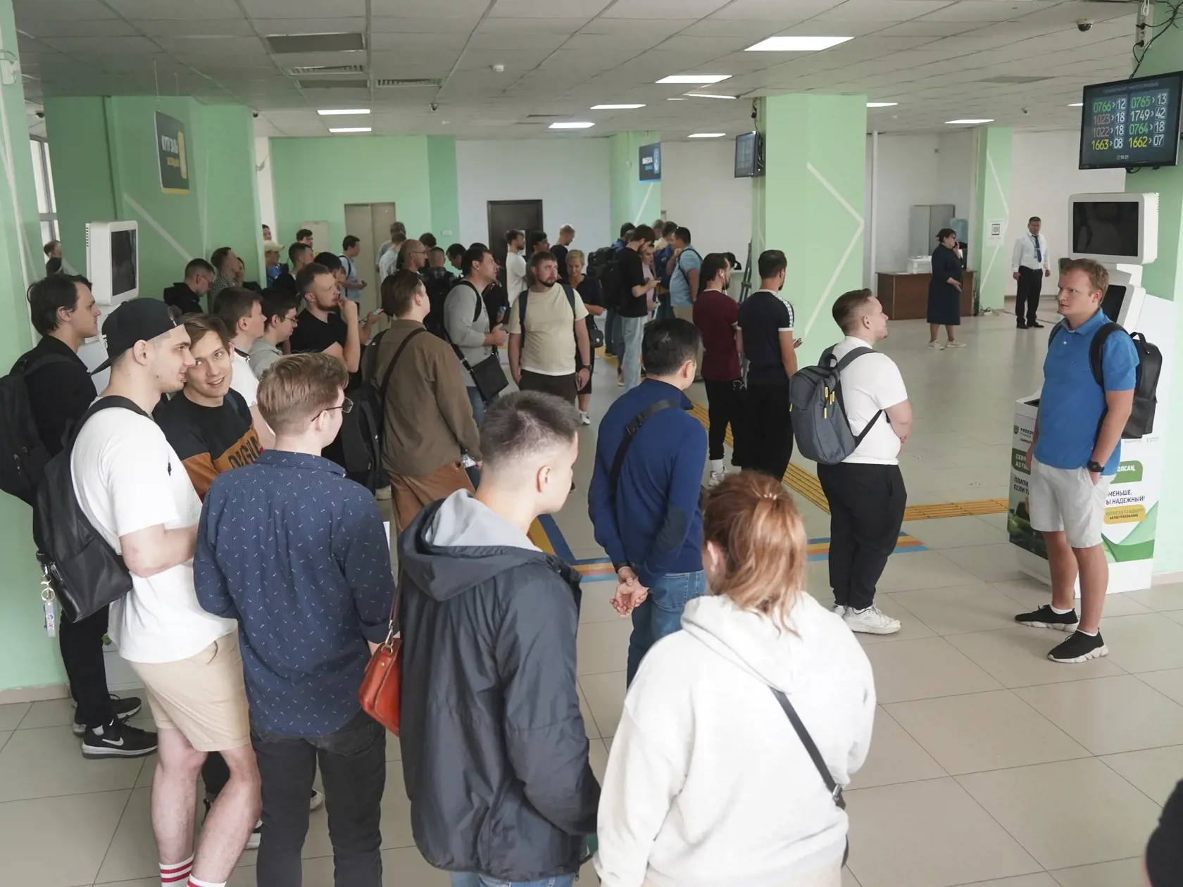Na snímke ruskí obyvatelia čakajú na udelenie kazašského osobného identifikačného čísla v centre služieb verejnosti v kazašskom meste Alma-Ata 27. septembra 2022. Kazašský prezident Kasym-Žomart Tokajev v utorok vyhlásil, že ľuďom utekajúcim z Ruska po vyhlásení mobilizácie treba pomáhať. Súčasne avizoval, že Kazachstan bude o náraste počtu migrantov rokovať s ruskou stranou a riešiť daný problém v súlade so záujmami Kazachstanu. FOTO TASR/AP