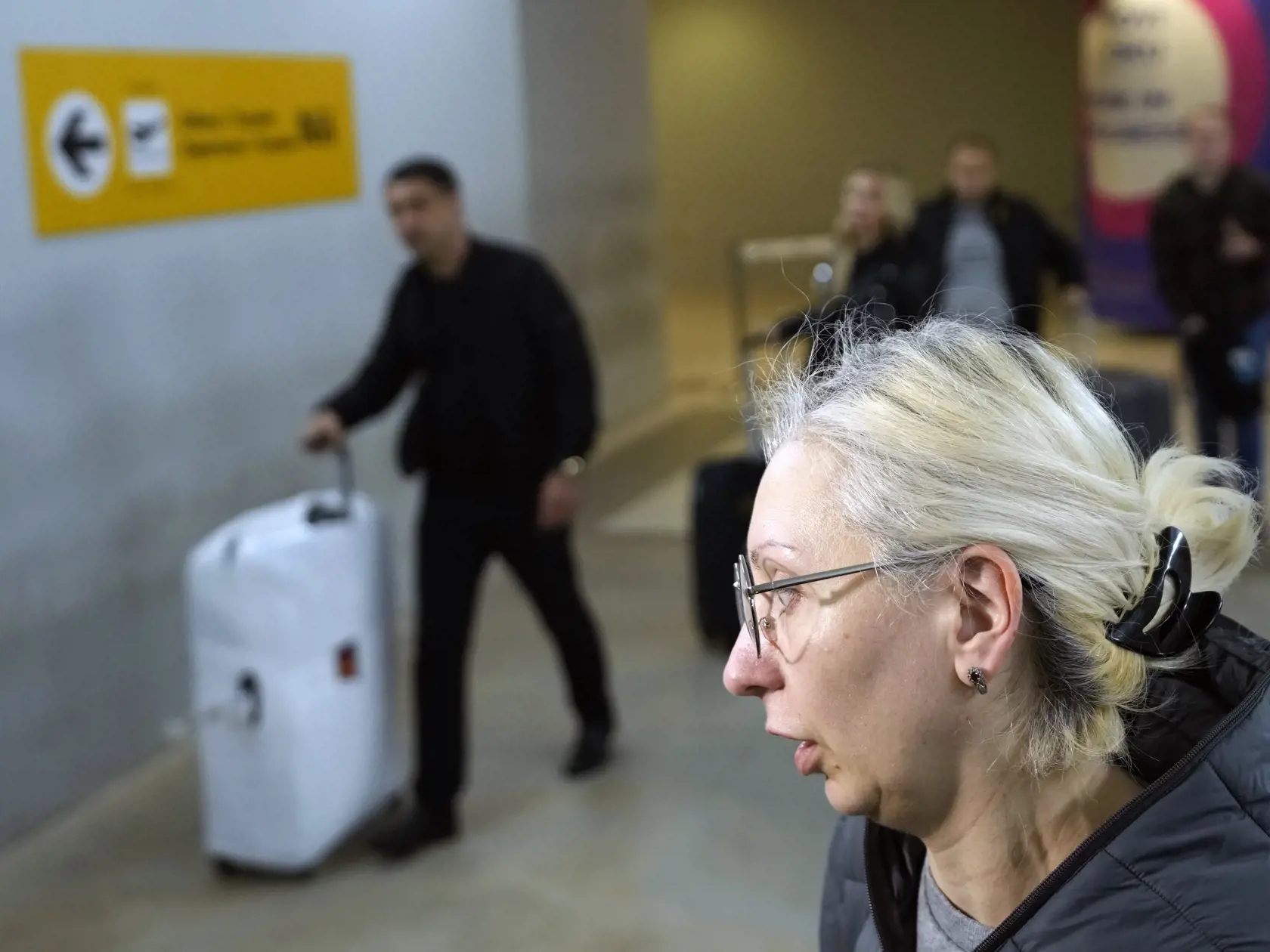 Cestujúca letu Moskva – Belehrad, ktorý prevádzkuje spločnosť Air Serbia, poskytuje rozhovor na letisku 21. septembra 2022 v srbskom Belehrade. Ceny letov naplánovaných z Moskvy v najbližších dňoch prudko stúpli, pričom niektoré lety sa úplne vypredali. Tento vývoj nastal po oznámení ruského prezidenta Vladimira Putina, že vyhlasuje v Rusku čiastočnú mobilizáciu záložníkov. Tá sa začína už v tento deň a má pomôcť ruských silám bojujúcim na Ukrajine. FOTO