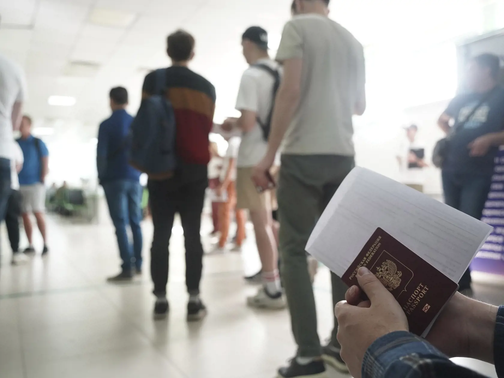 Na snímke ruskí obyvatelia čakajú na udelenie kazašského osobného identifikačného čísla v centre služieb verejnosti v kazašskom meste Alma-Ata 27. septembra 2022. Kazašský prezident Kasym-Žomart Tokajev v utorok vyhlásil, že ľuďom utekajúcim z Ruska po vyhlásení mobilizácie treba pomáhať. Súčasne avizoval, že Kazachstan bude o náraste počtu migrantov rokovať s ruskou stranou a riešiť daný problém v súlade so záujmami Kazachstanu. FOTO TASR/AP