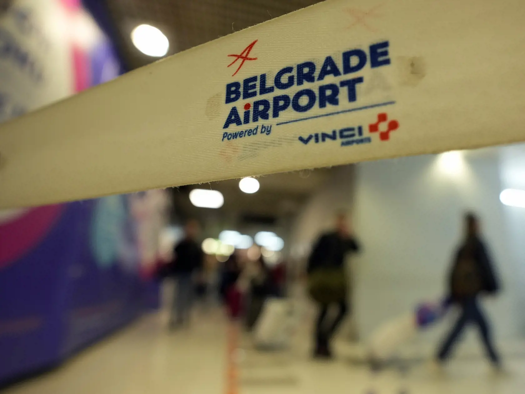 Cestujúci letu Moskva – Belehrad, ktorý prevádzkuje spločnosť Air Serbia, kráčajú na letisku 21. septembra 2022 v srbskom Belehrade. Ceny letov naplánovaných z Moskvy v najbližších dňoch prudko stúpli, pričom niektoré lety sa úplne vypredali. Tento vývoj nastal po oznámení ruského prezidenta Vladimira Putina, že vyhlasuje v Rusku čiastočnú mobilizáciu záložníkov. Tá sa začína už v tento deň a má pomôcť ruských silám bojujúcim na Ukrajine.