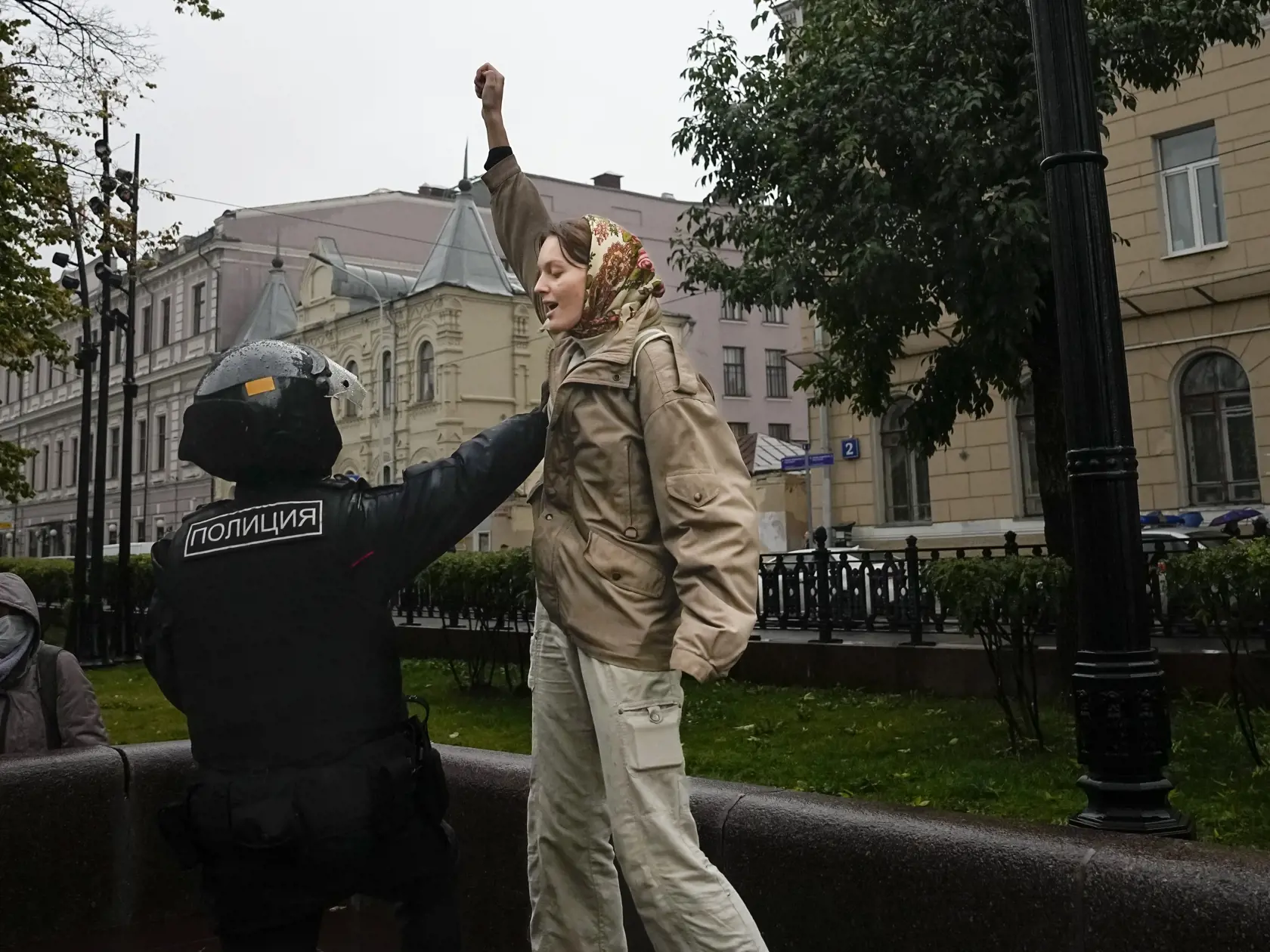 Policajt zadržal demonštrantku v Moskve v sobotu 24. septembra 2022 počas protestu proti čiastočnej mobilizácii, ktorú tento týždeň nariadil prezident Vladimir Putin.