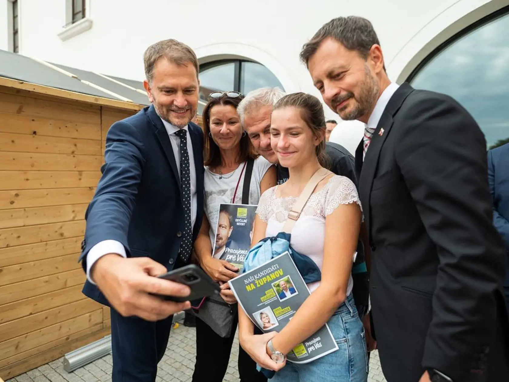 Deň otvorených dverí v parlamente. Na terase pri hrade čakali na ľudí politici. Na snímke premiér Eduard Heger a minister financií Igor Matovič, obaja OĽANO.