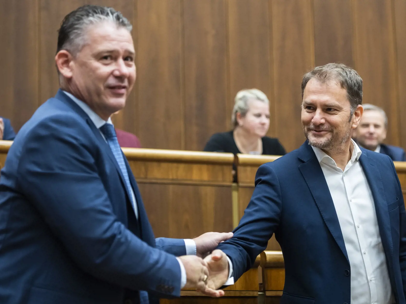 Na snímke zľava minister vnútra SR Roman Mikulec (OĽaNO) a minister financií SR Igor Matovič (OĽaNO) počas hlasovania o vyslovení nedôvery členovi vlády SR ministrovi vnútra SR Romanovi Mikulcovi (OĽaNO) na rokovaní  72. schôdze NR SR v Bratislave 20. septembra 2022.